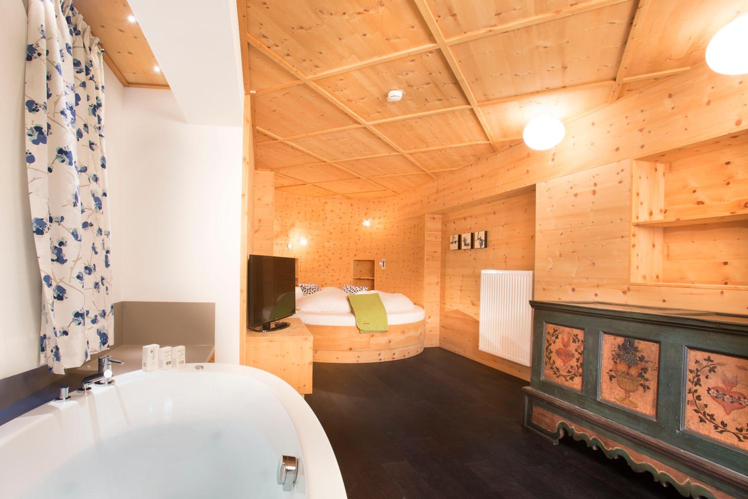 Suite with Hot Tub - Photo 6