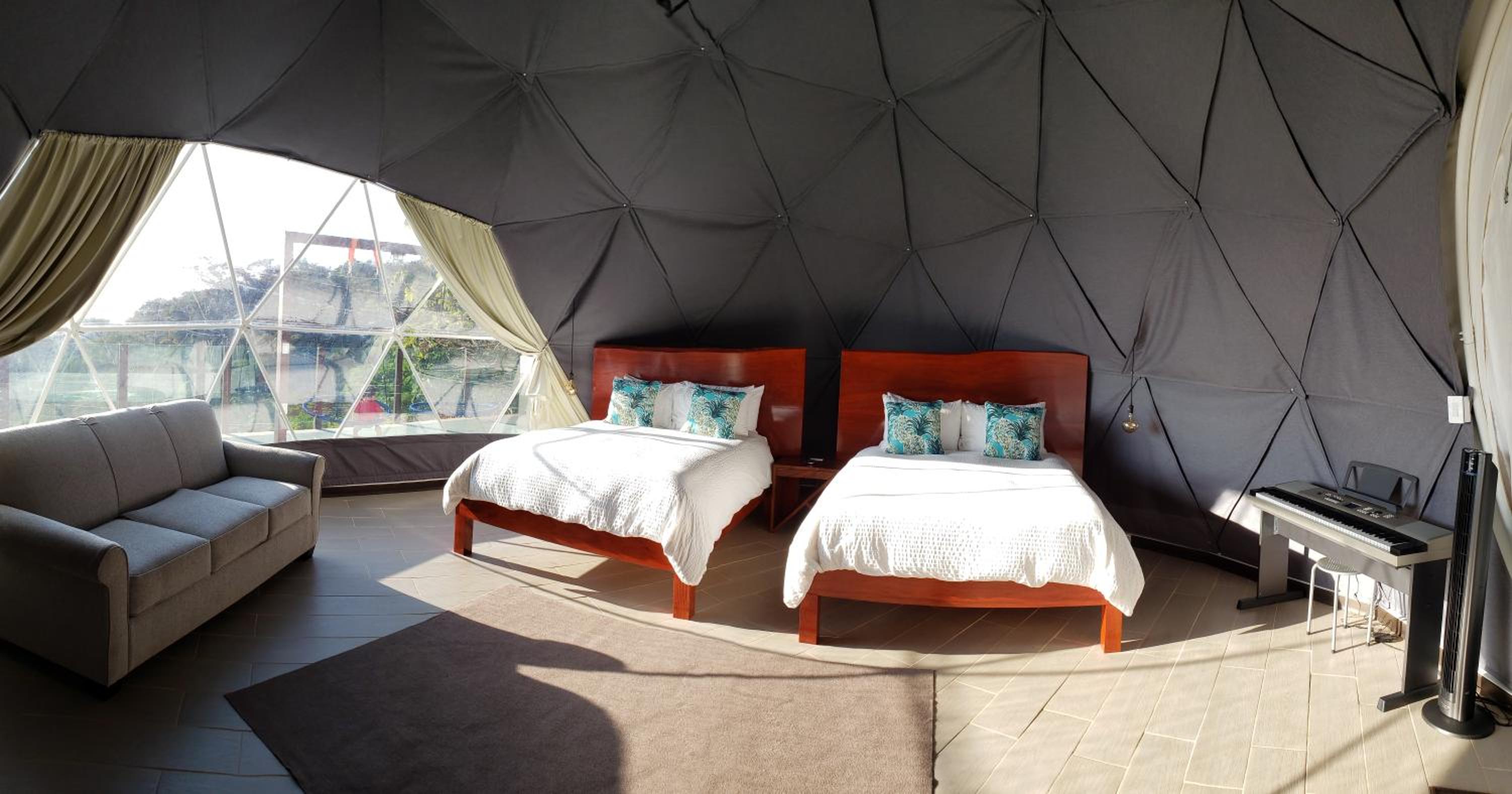 Family Deluxe Tent, Hot Tub