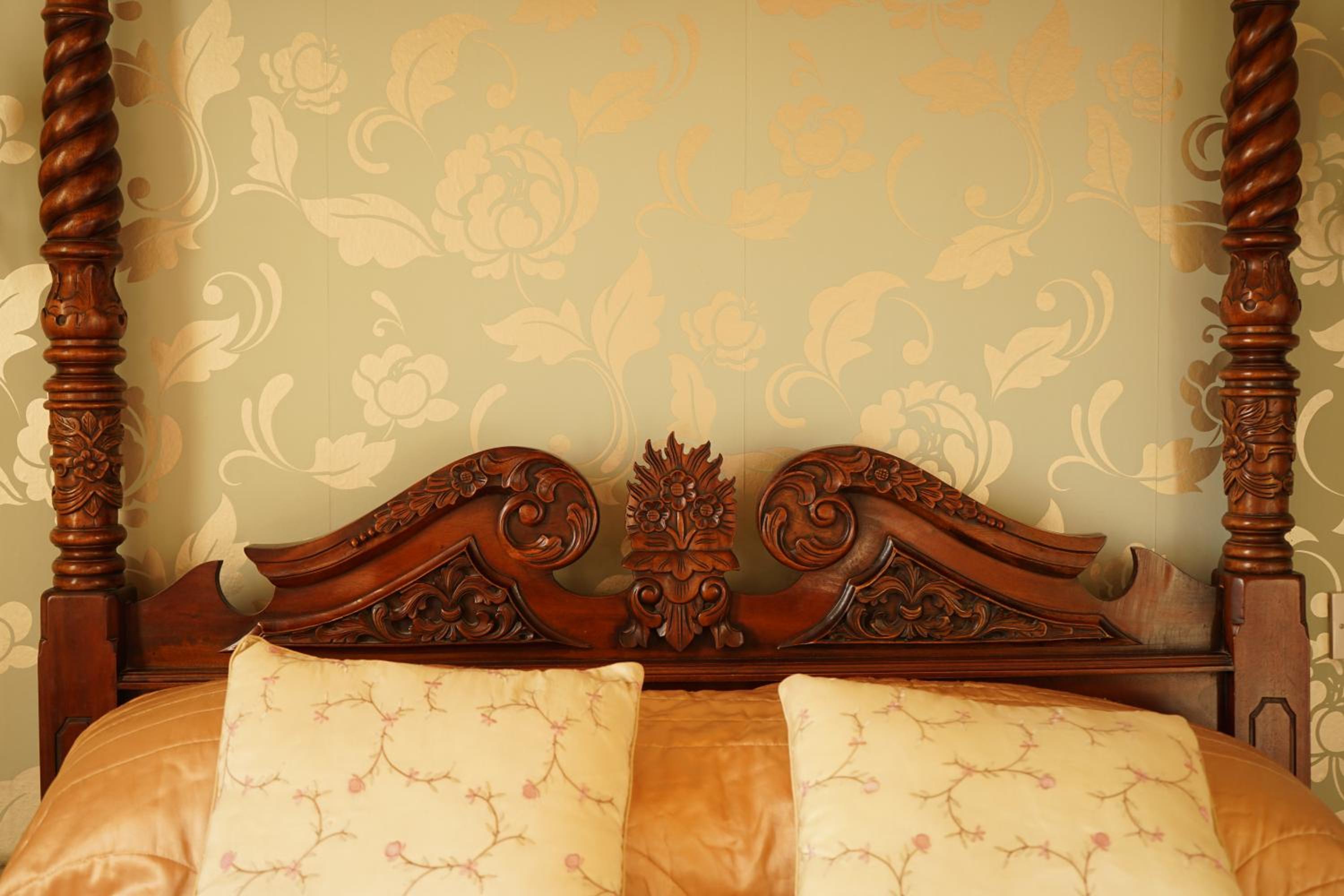 Double Room with Four Poster Bed and SeaView - Photo 9