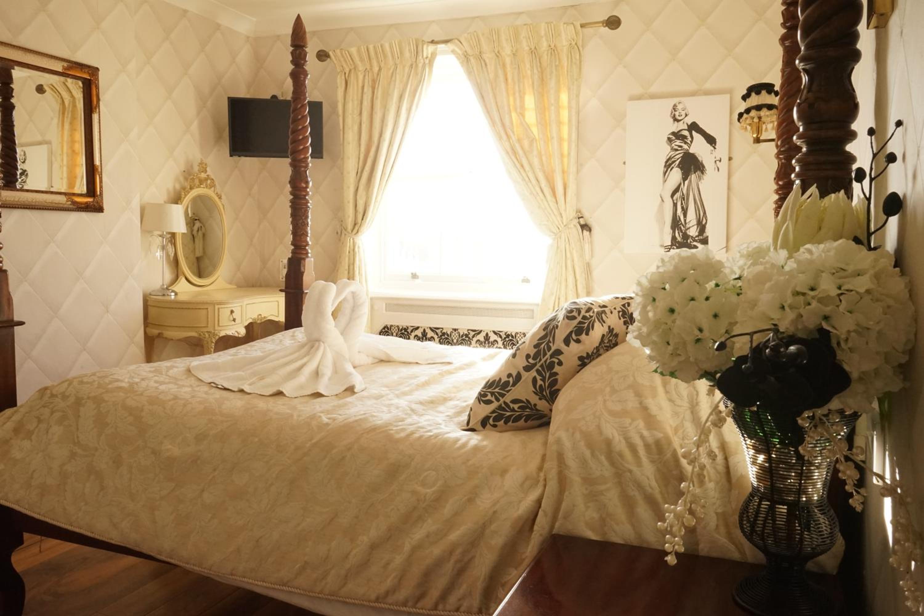 Double Room with Four Poster Bed and SeaView - Photo 8
