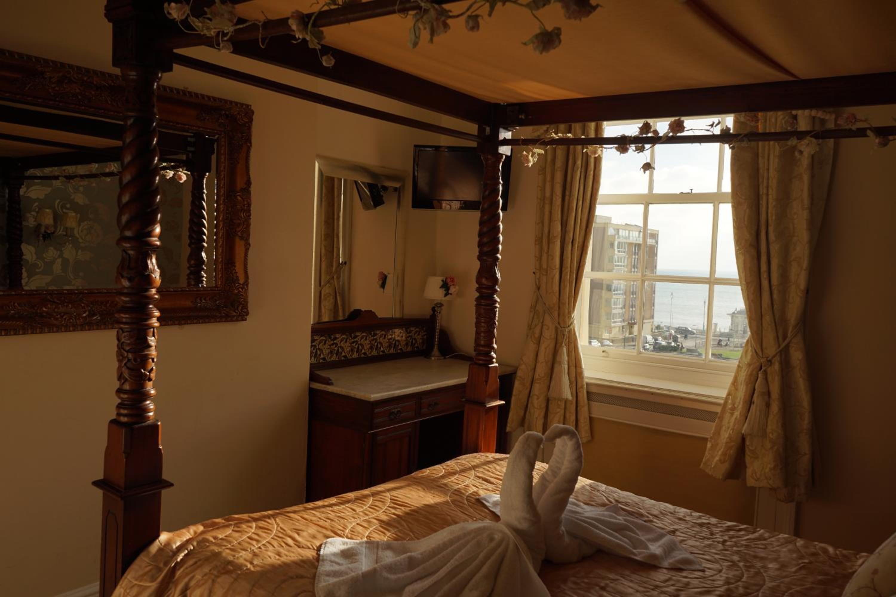 Double Room with Four Poster Bed and SeaView - Photo 5