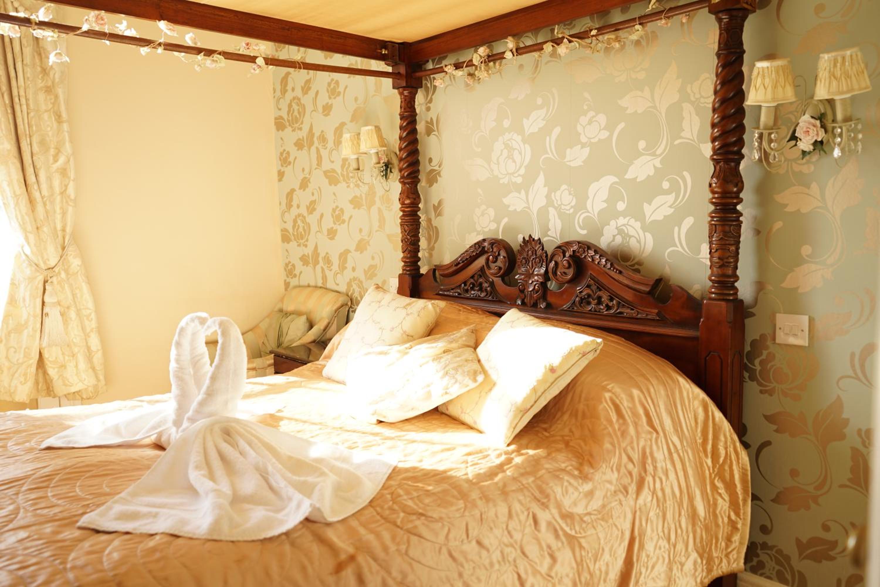 Double Room with Four Poster Bed and SeaView - Photo 1
