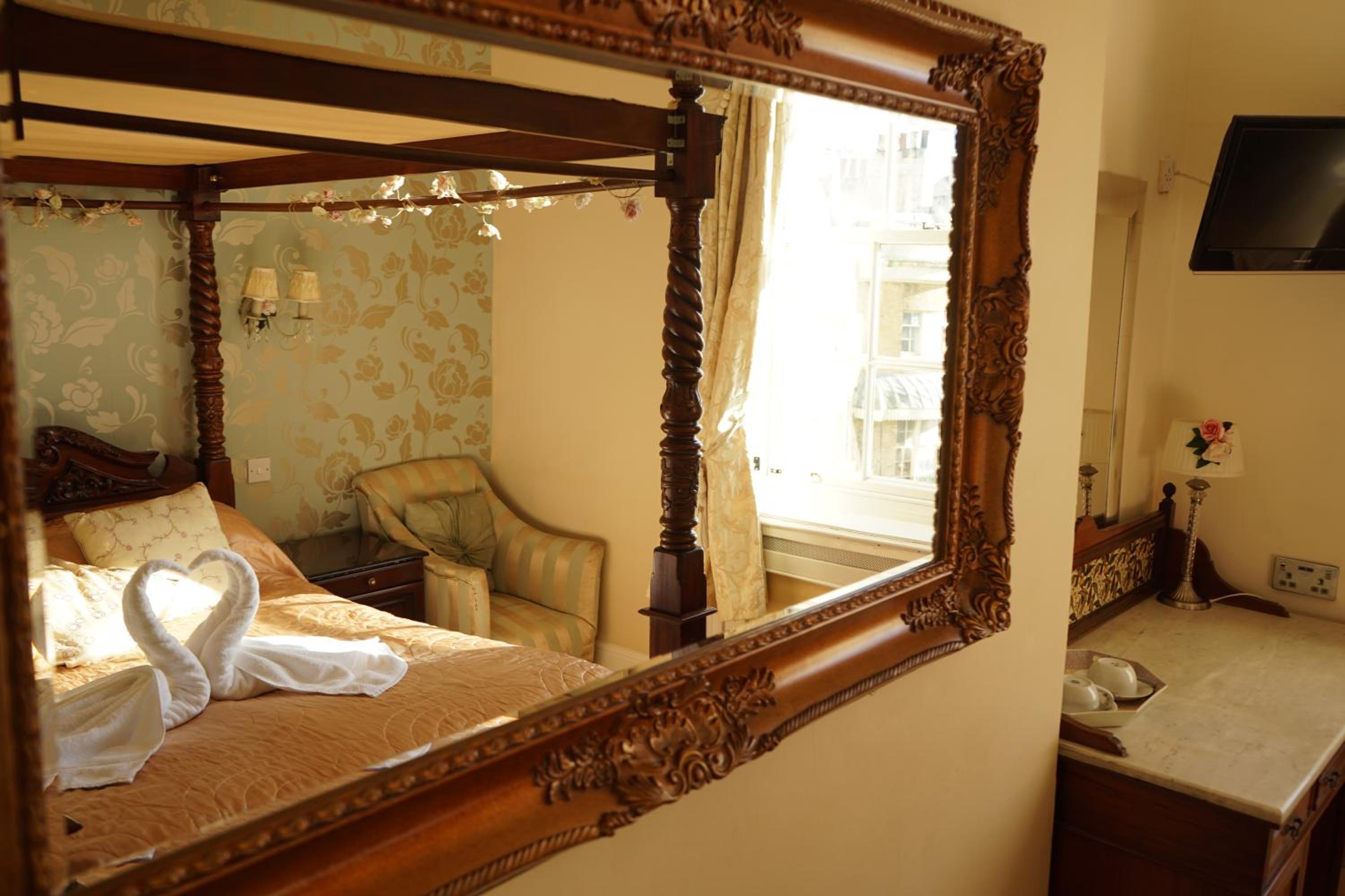 Double Room with Four Poster Bed and SeaView - Photo 2