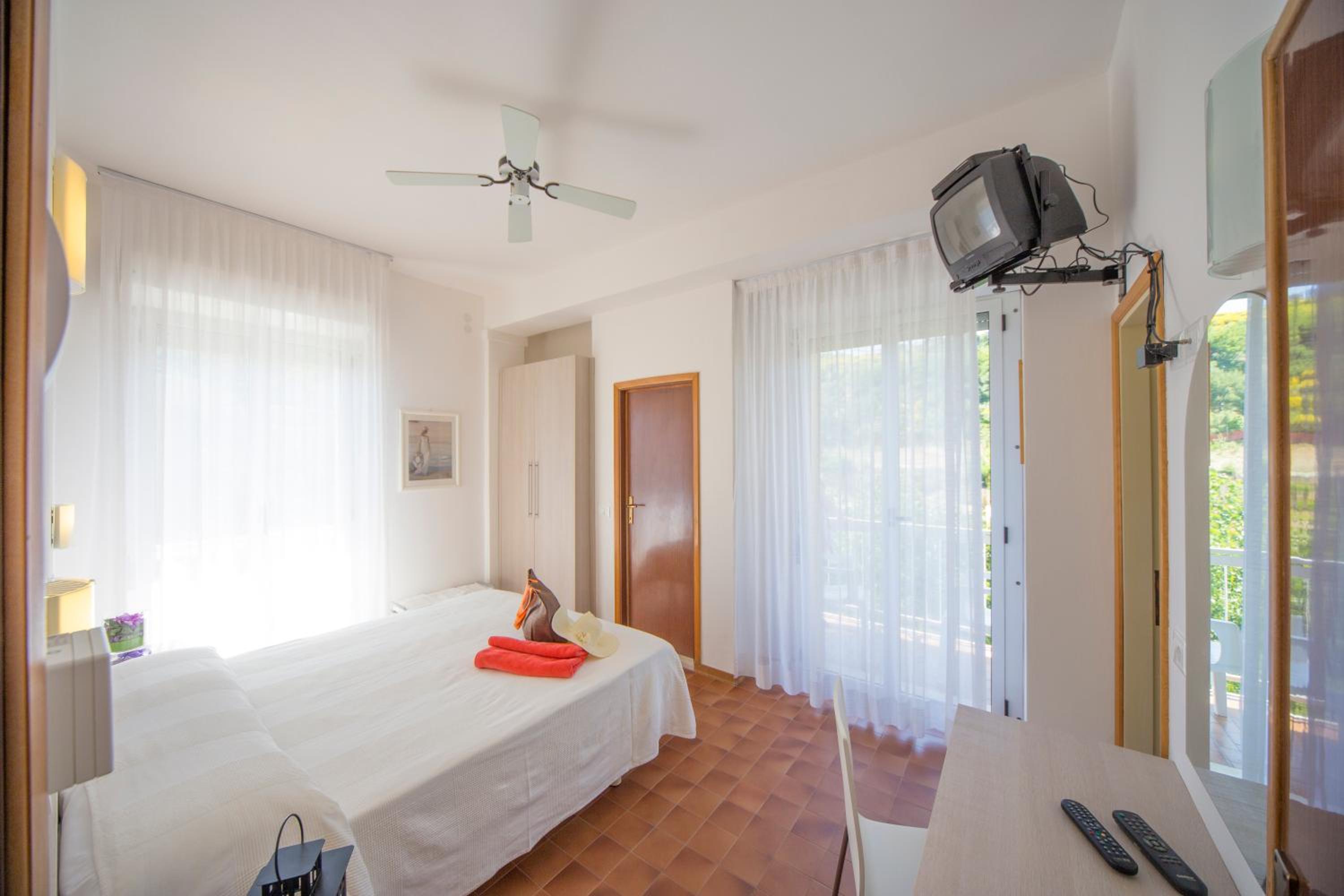 Double Room - Photo 6