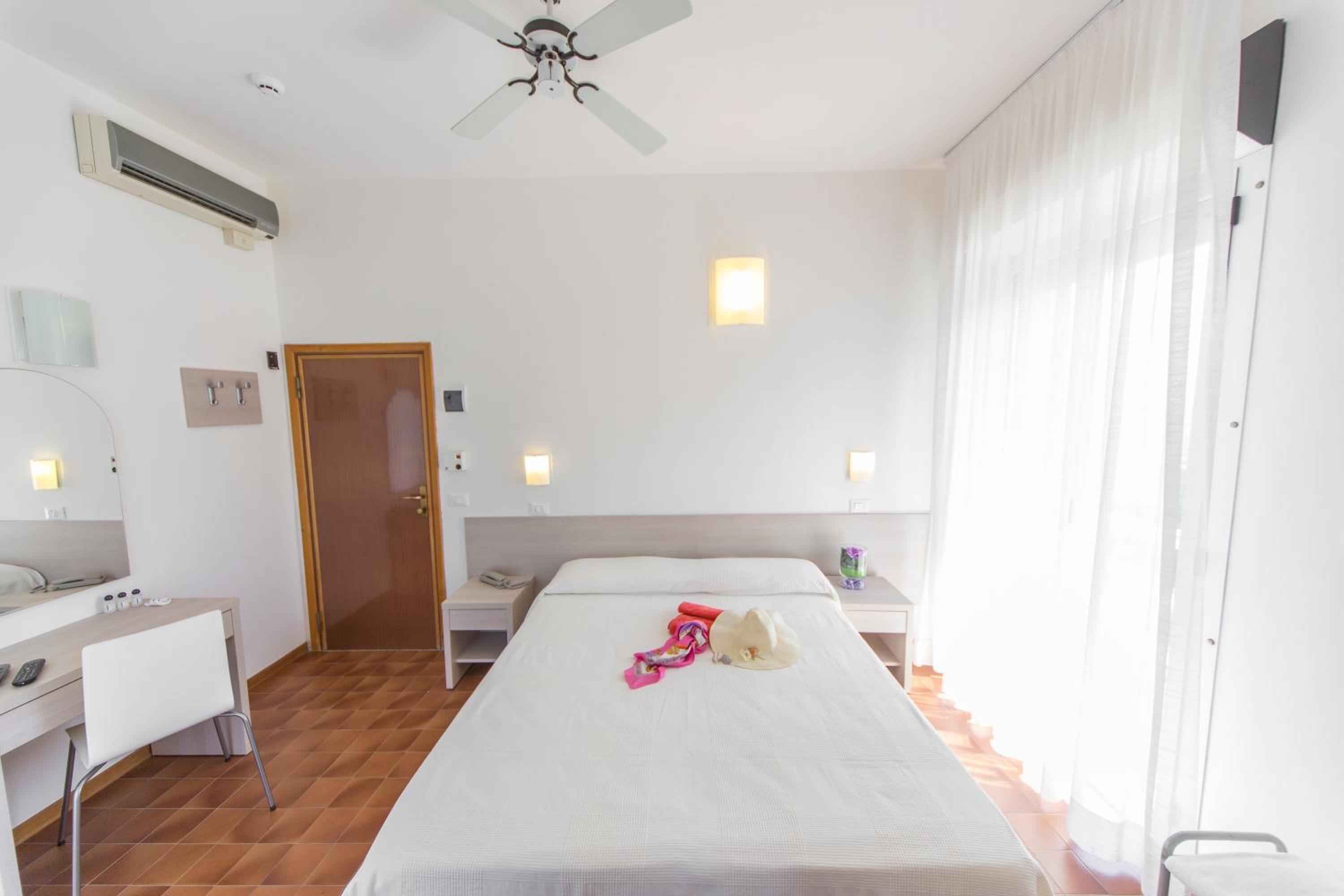 Double Room - Photo 7