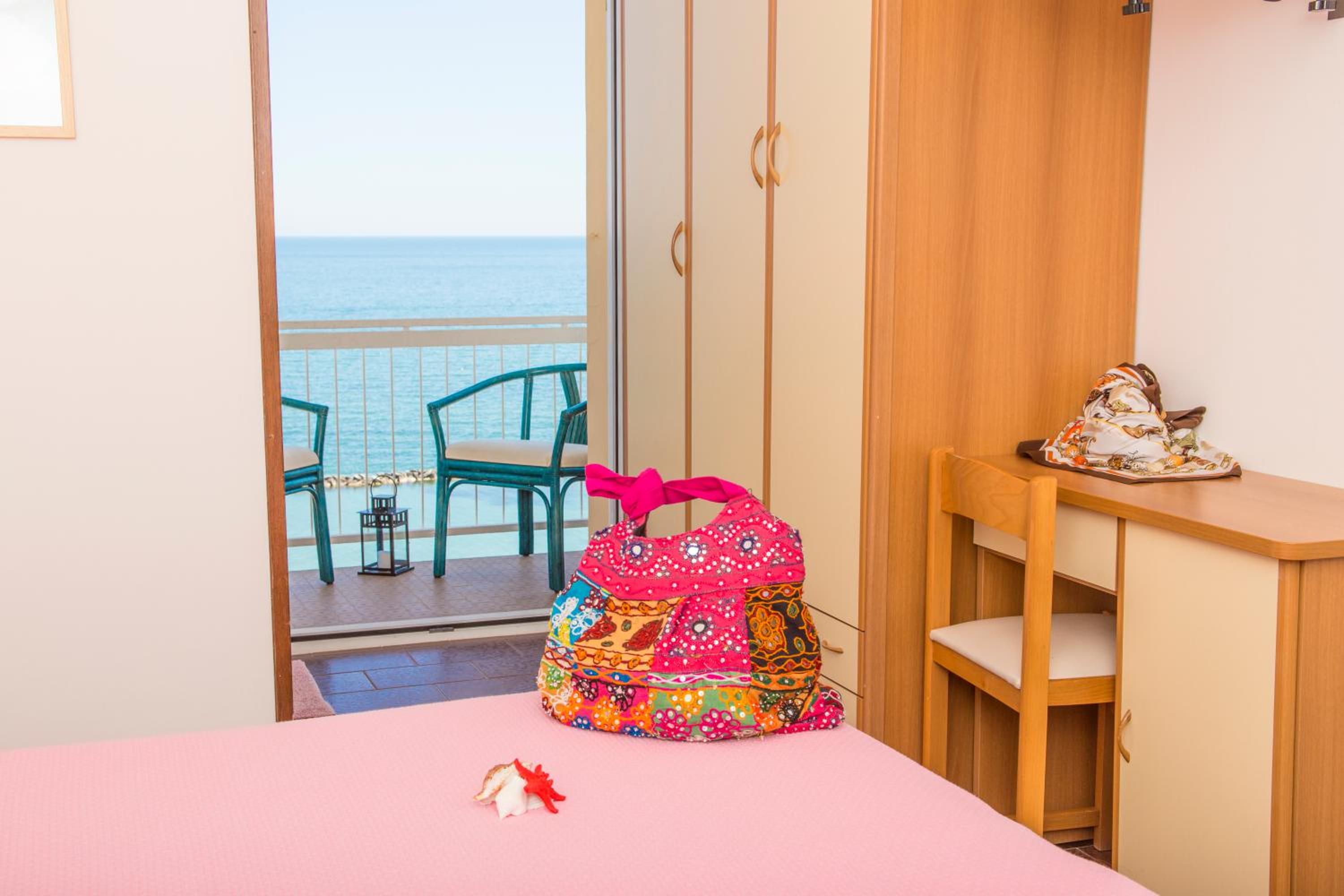 Double Room with Sea View - Photo 2