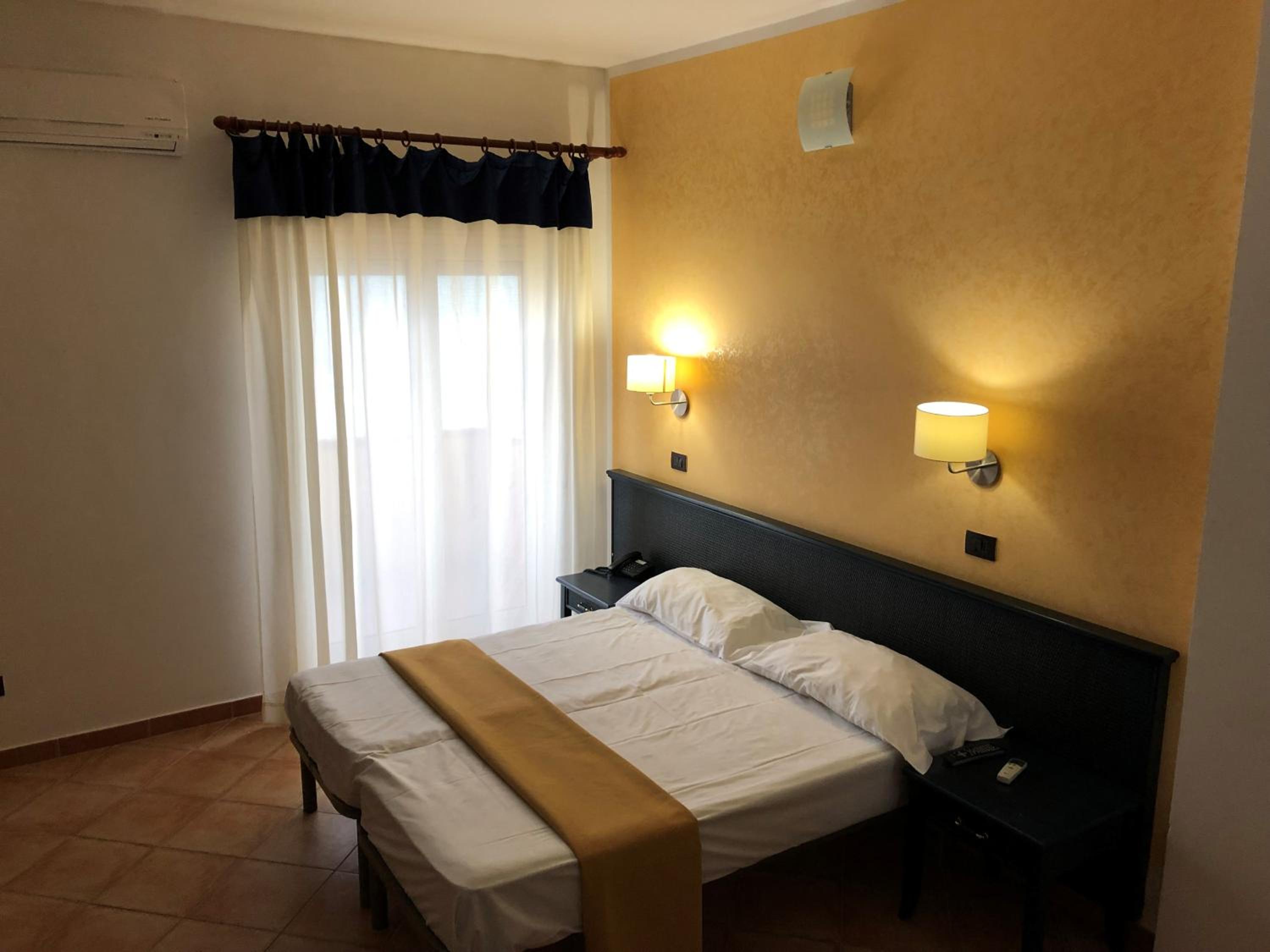 Double or Twin Room - Photo 4
