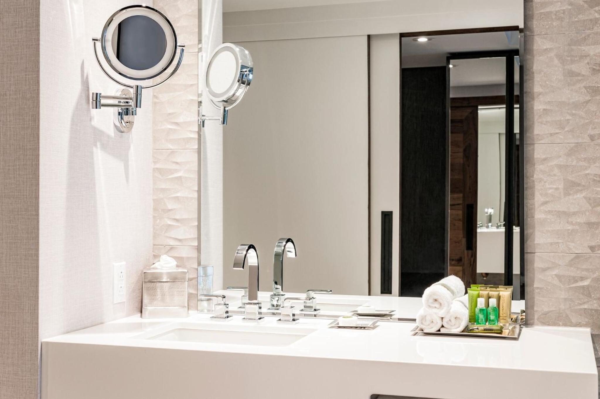 Bi-level Presidential Suite thumbnail 5