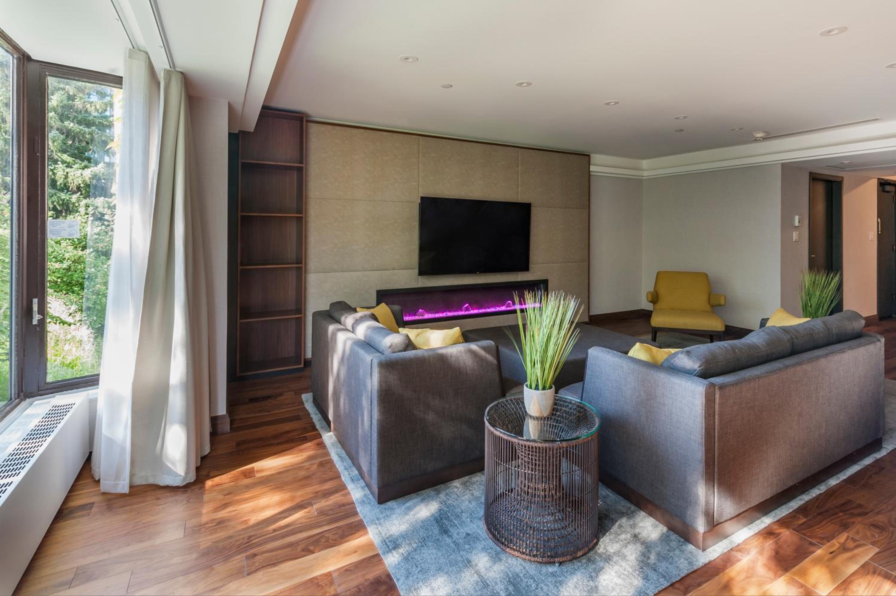 Bi-level Presidential Suite
