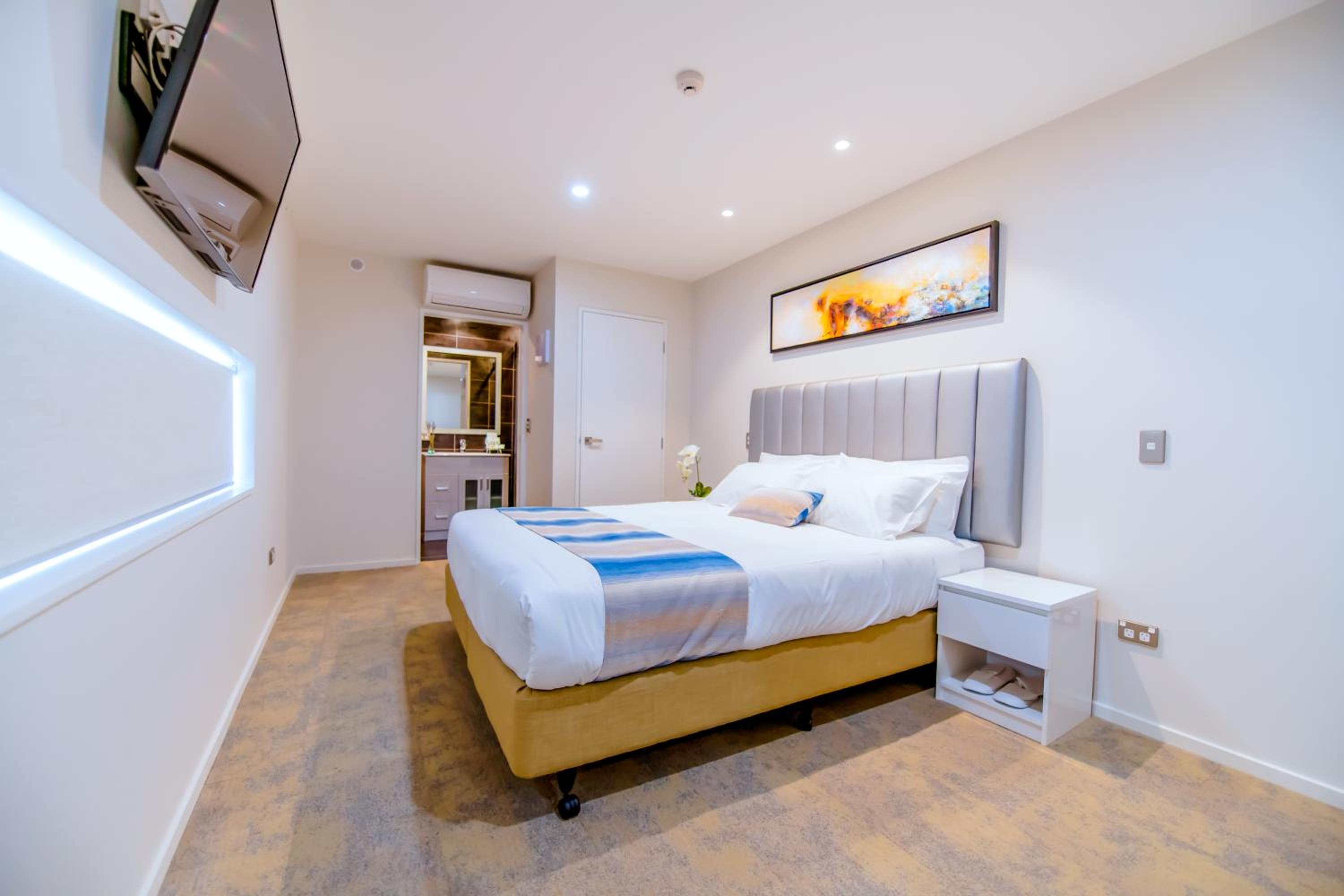 Deluxe King Room with Balcony - Photo 9