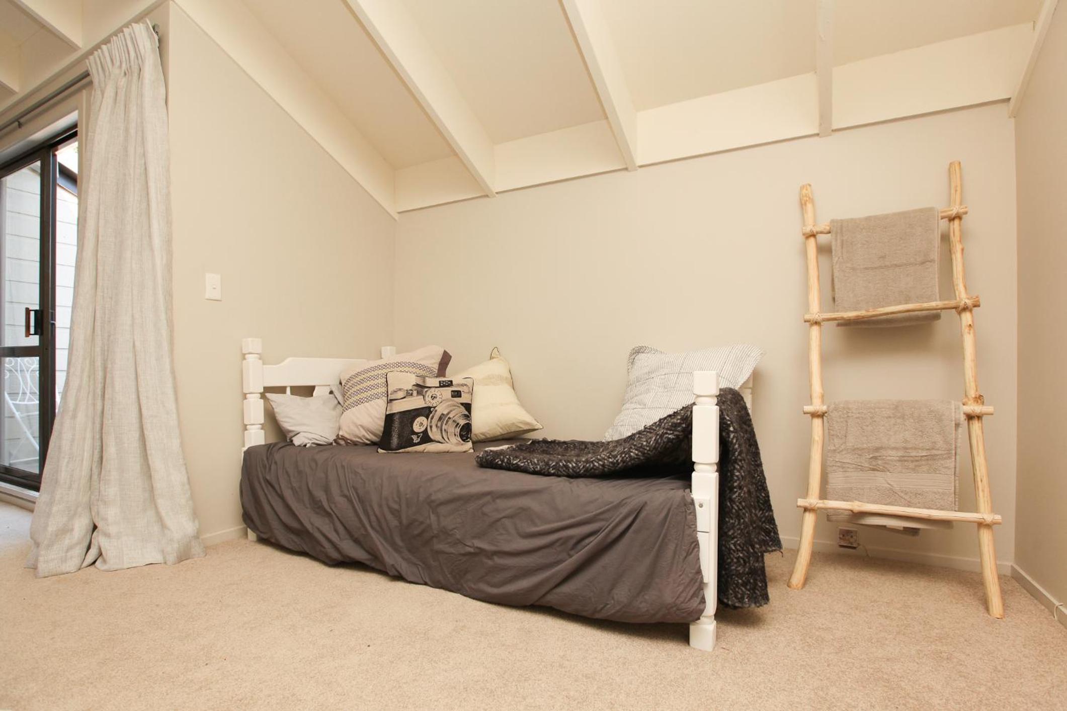 Queen Room with Balcony - Photo 2