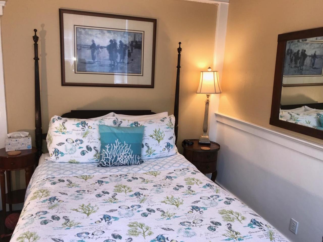 Queen Room photo 2