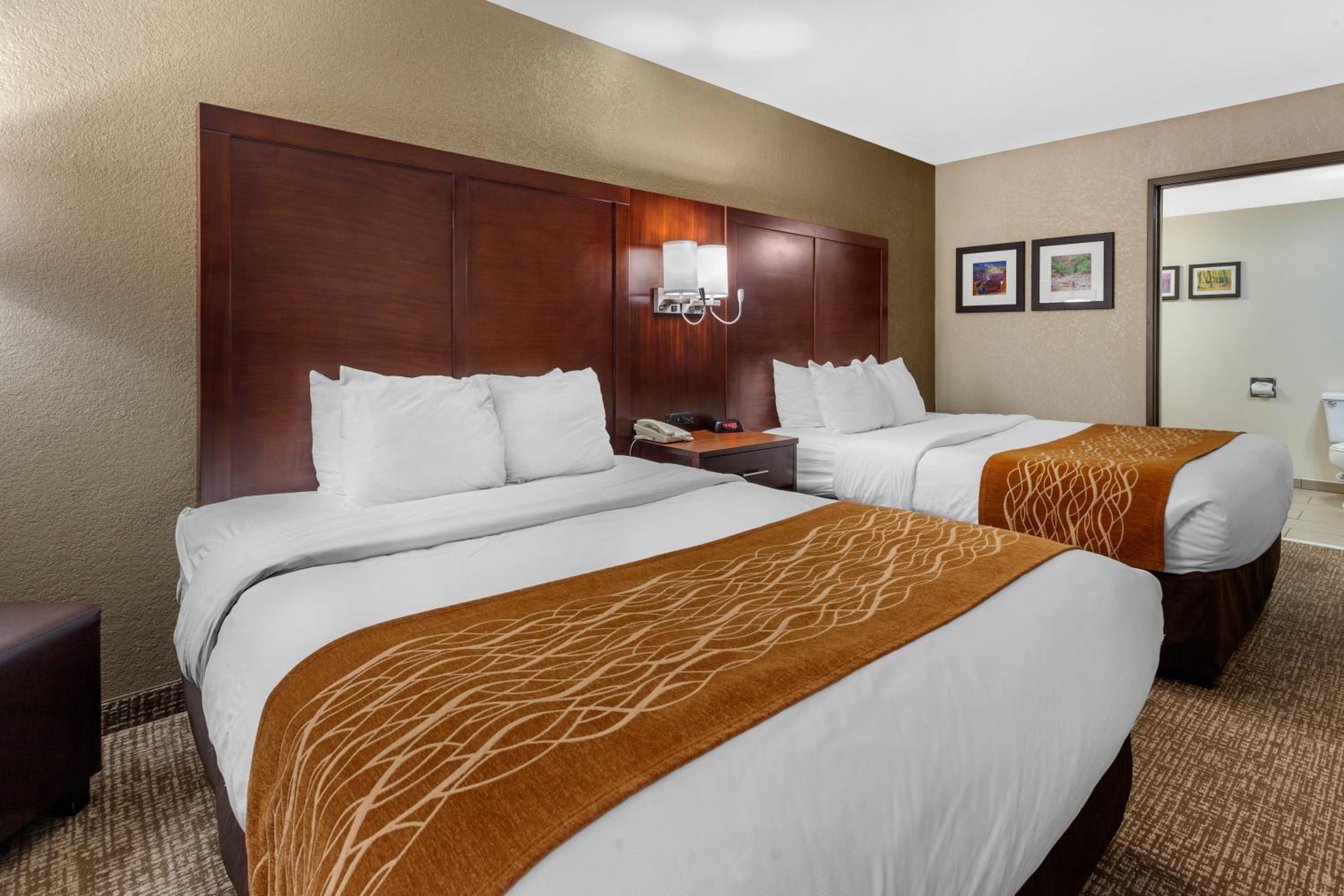 Queen Room with Two Queen Beds - Non-Smoking - Photo 7