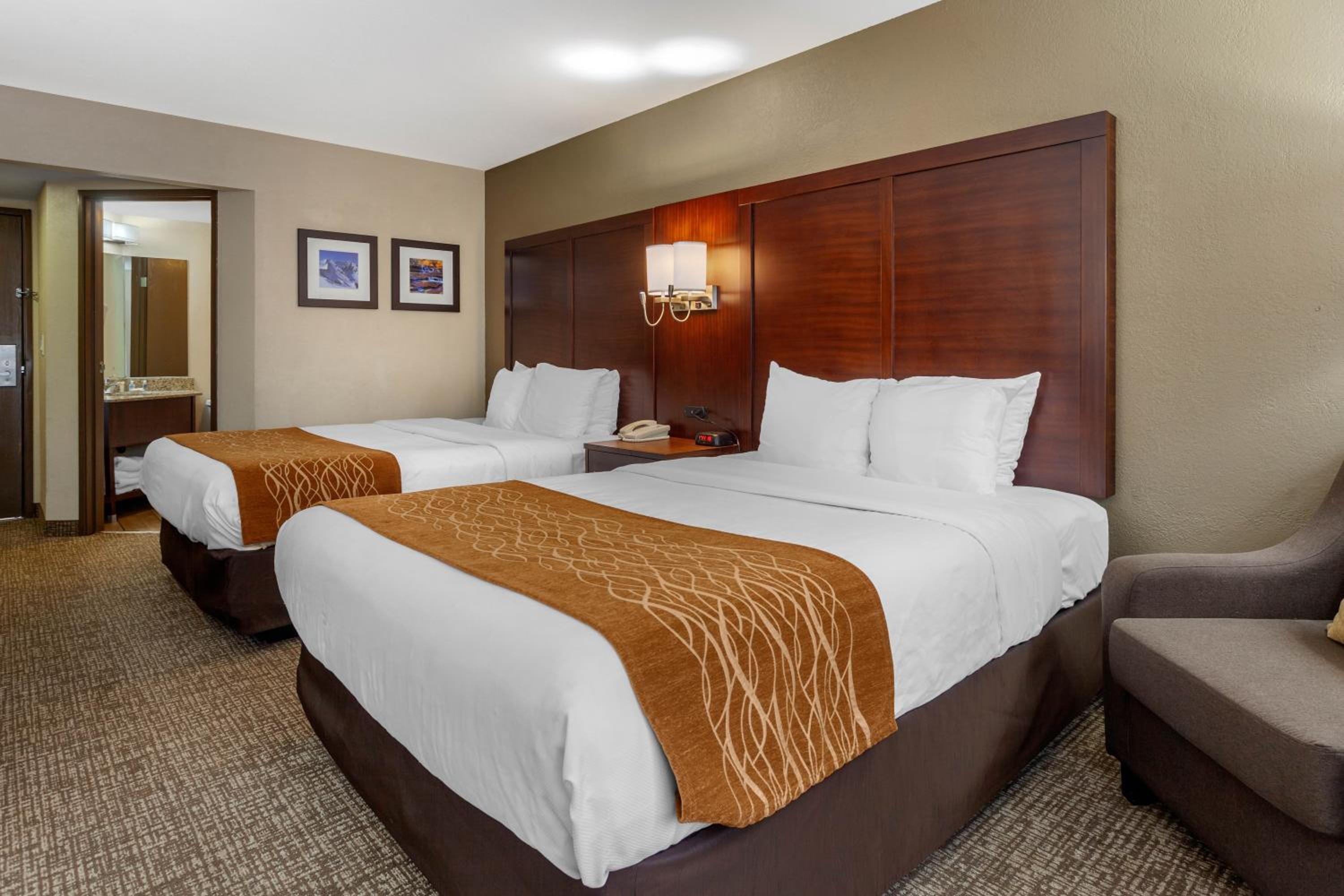 Queen Room with Two Queen Beds - Non-Smoking - Photo 4