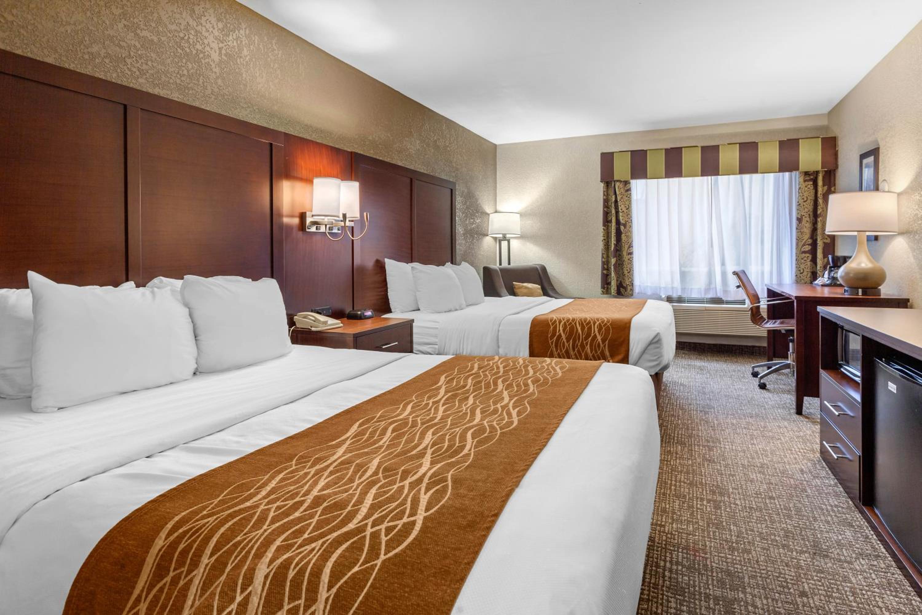 Queen Room with Two Queen Beds - Non-Smoking - Photo 10