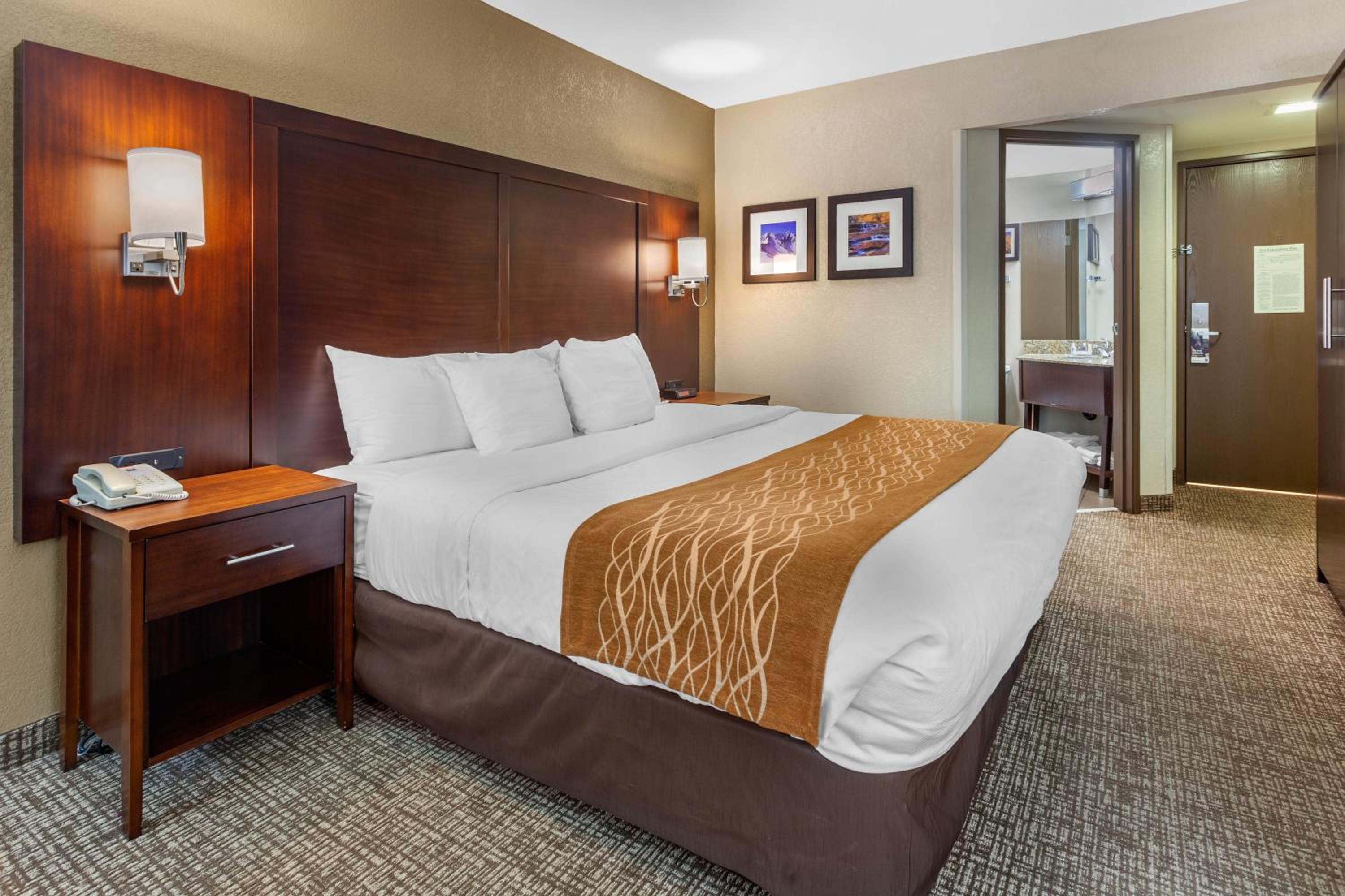 Standard King Room - Non-Smoking  - Photo 2