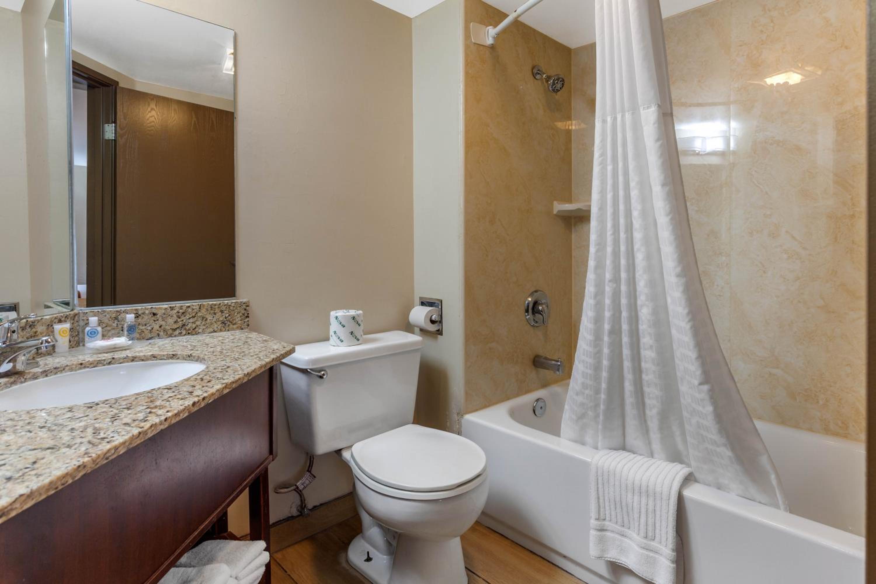 Queen Room with Two Queen Beds - Non-Smoking - Photo 6