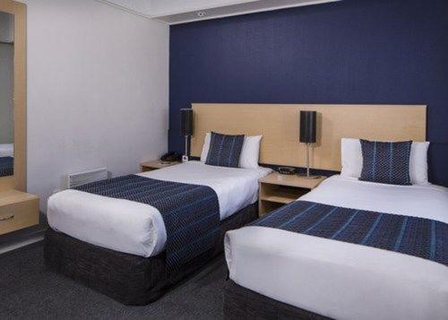 Standard Twin Room - Photo 4