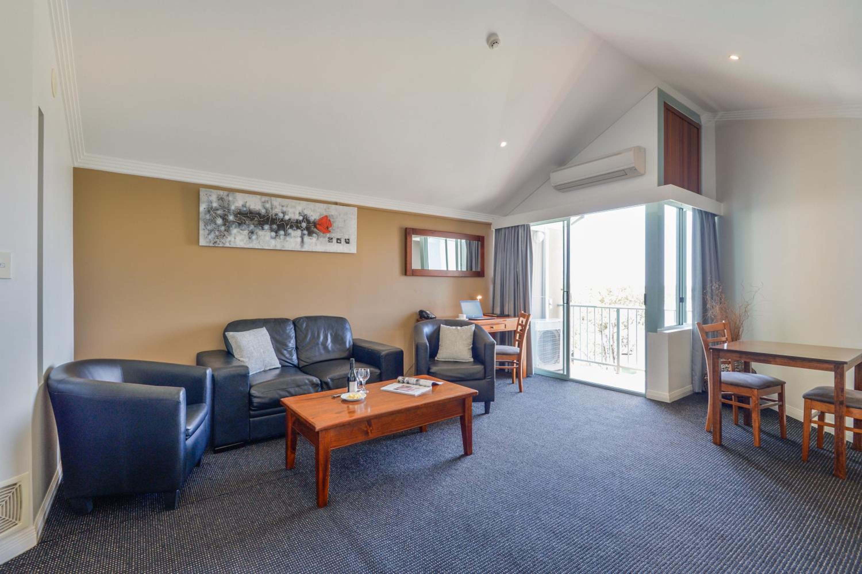 One-Bedroom Apartment - Penthouse  photo 2