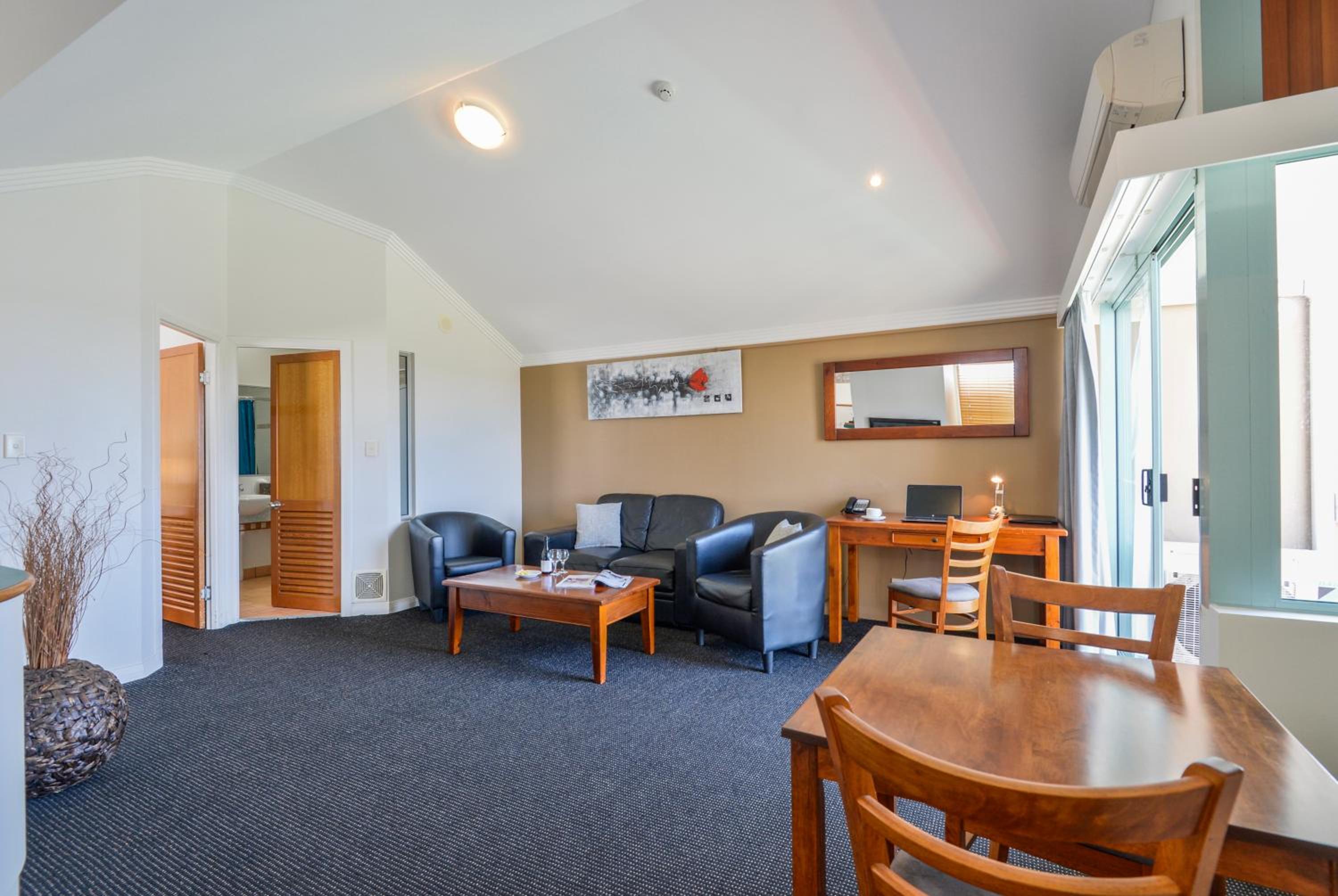 One-Bedroom Apartment - Penthouse  photo 3