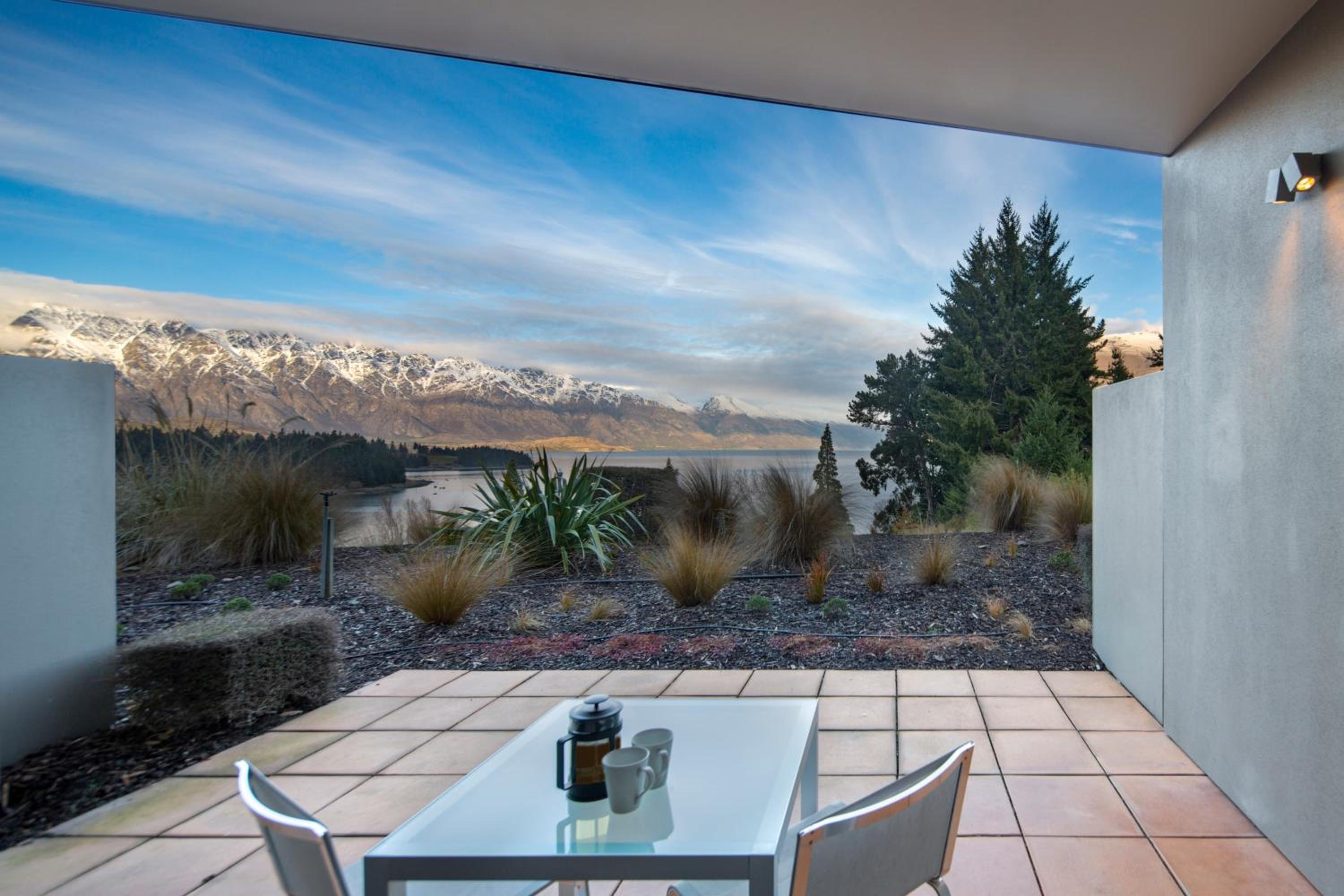 One Bedroom Apartment with Lake View - Photo 4