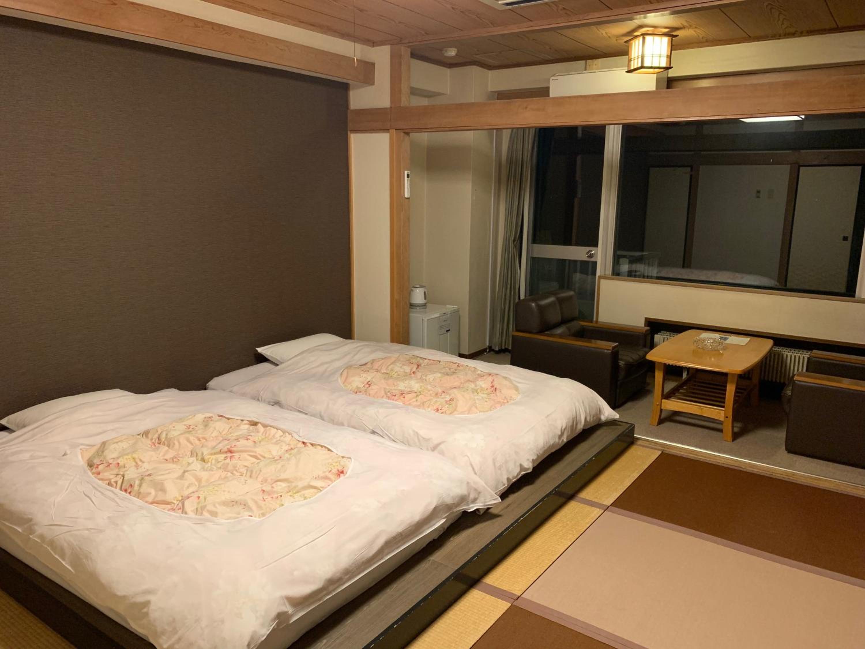 Japanese-Style Twin Room with Shared Bathroom and Lake View - Smoking