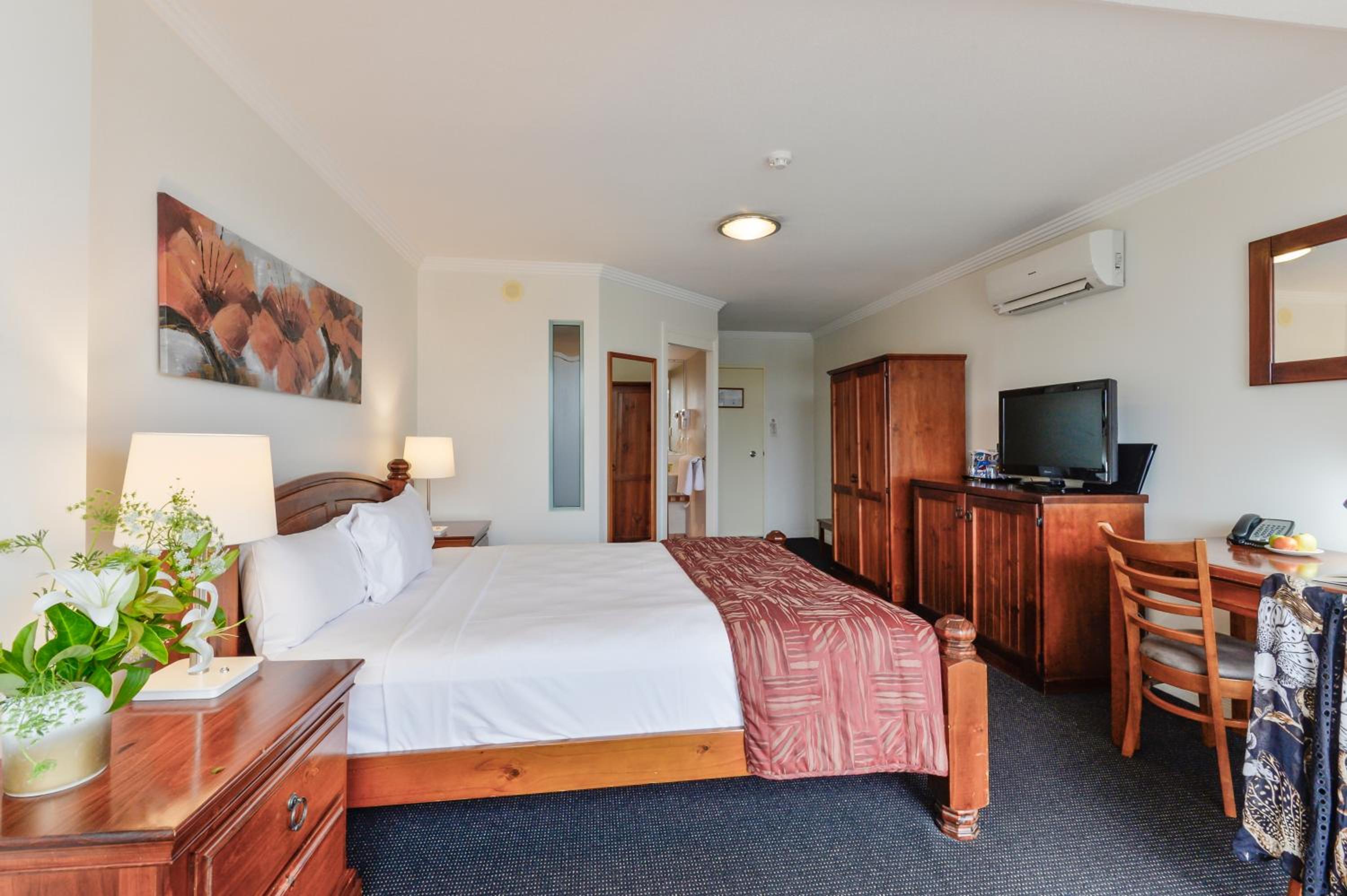 King Room w $20 Breakfast Credit photo 3