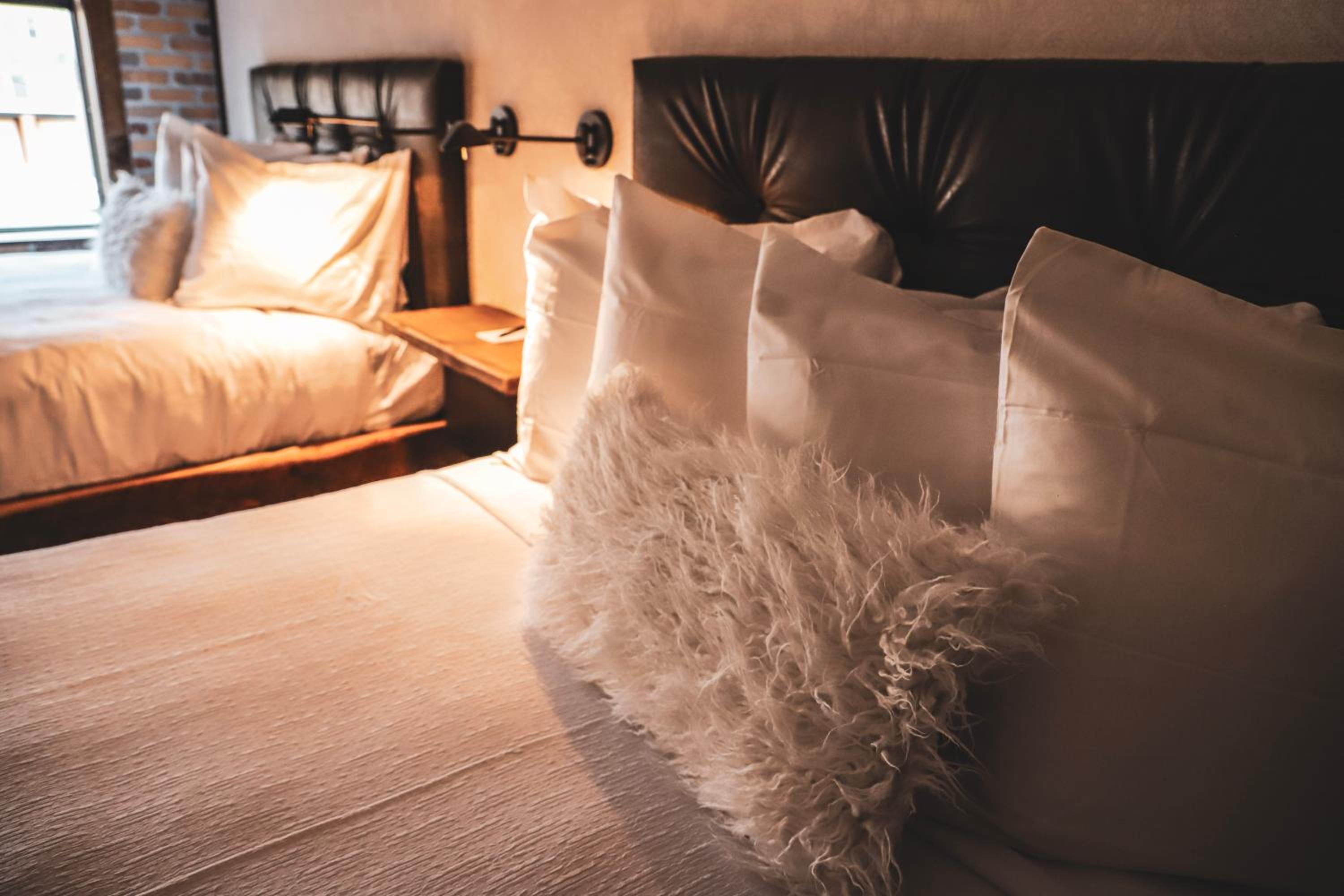 Standard Queen Room with Two Queen Beds - Photo 4