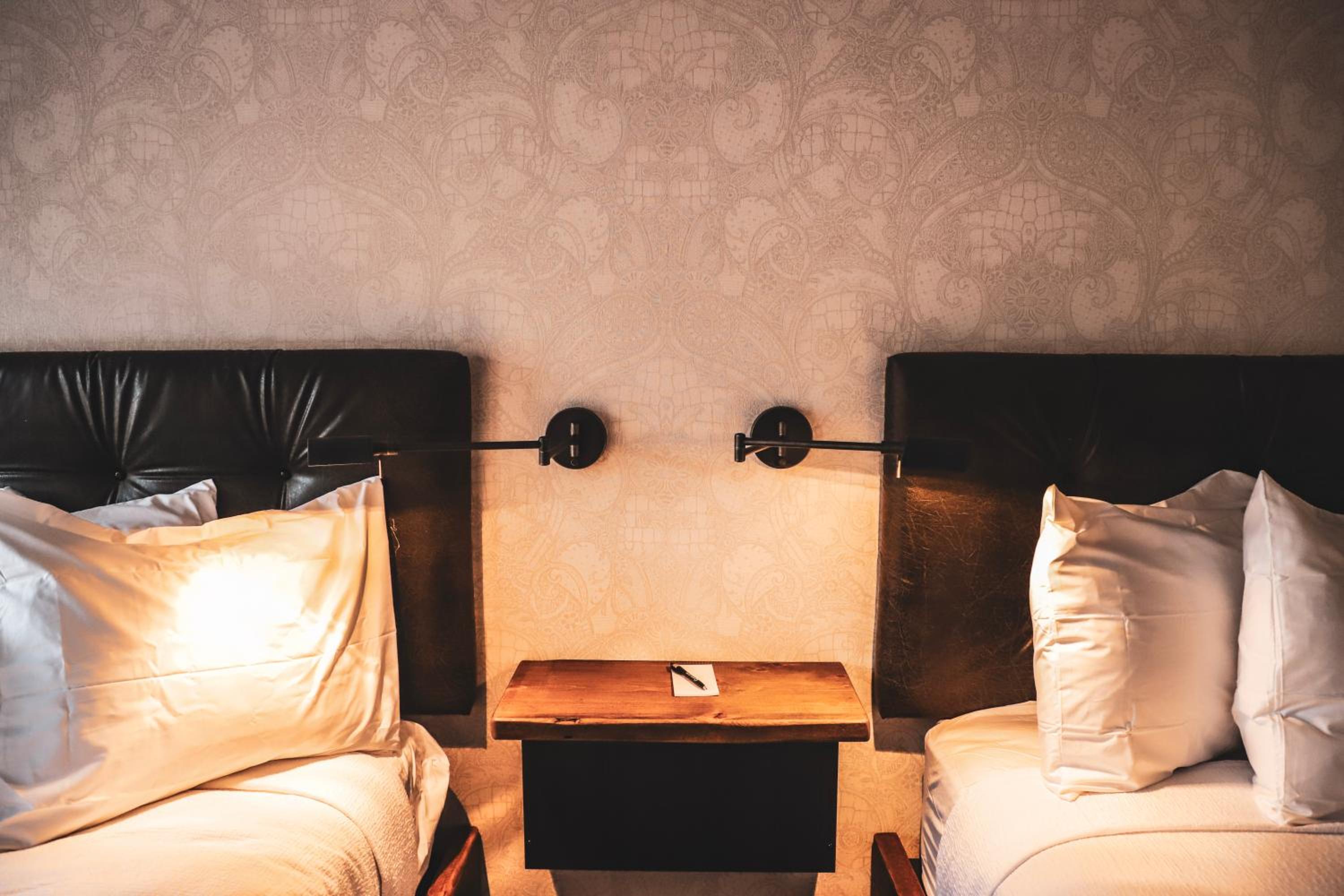 Standard Queen Room with Two Queen Beds - Photo 3