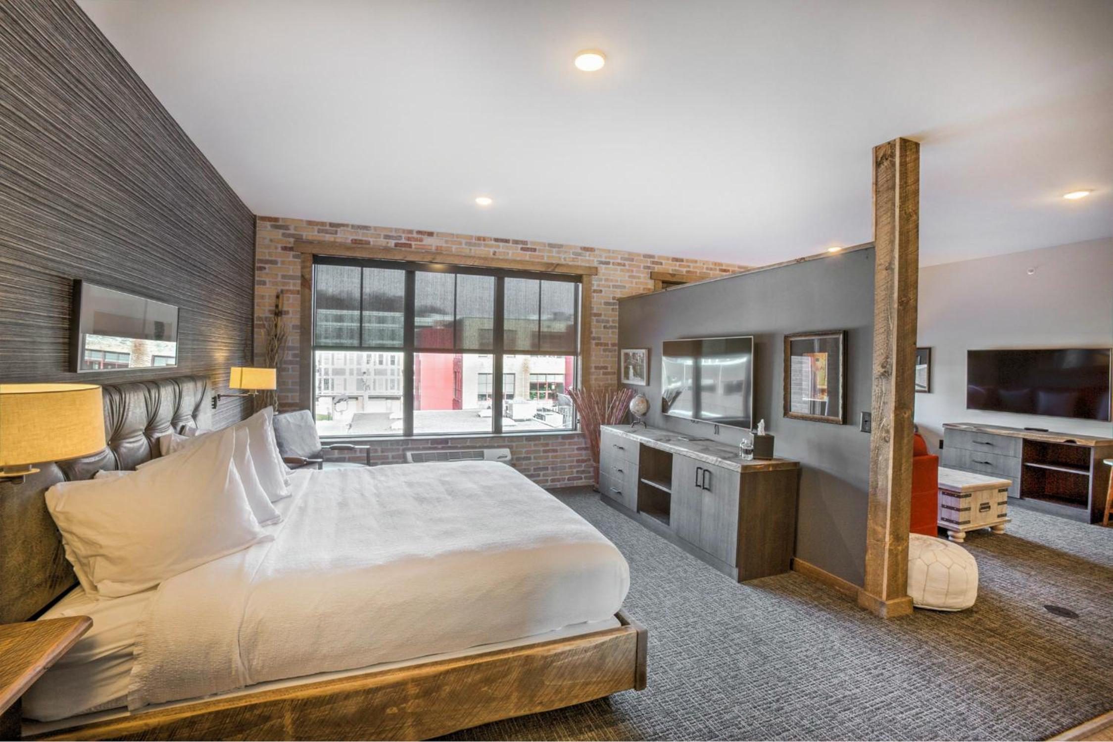 Superior Suite - Photo 6