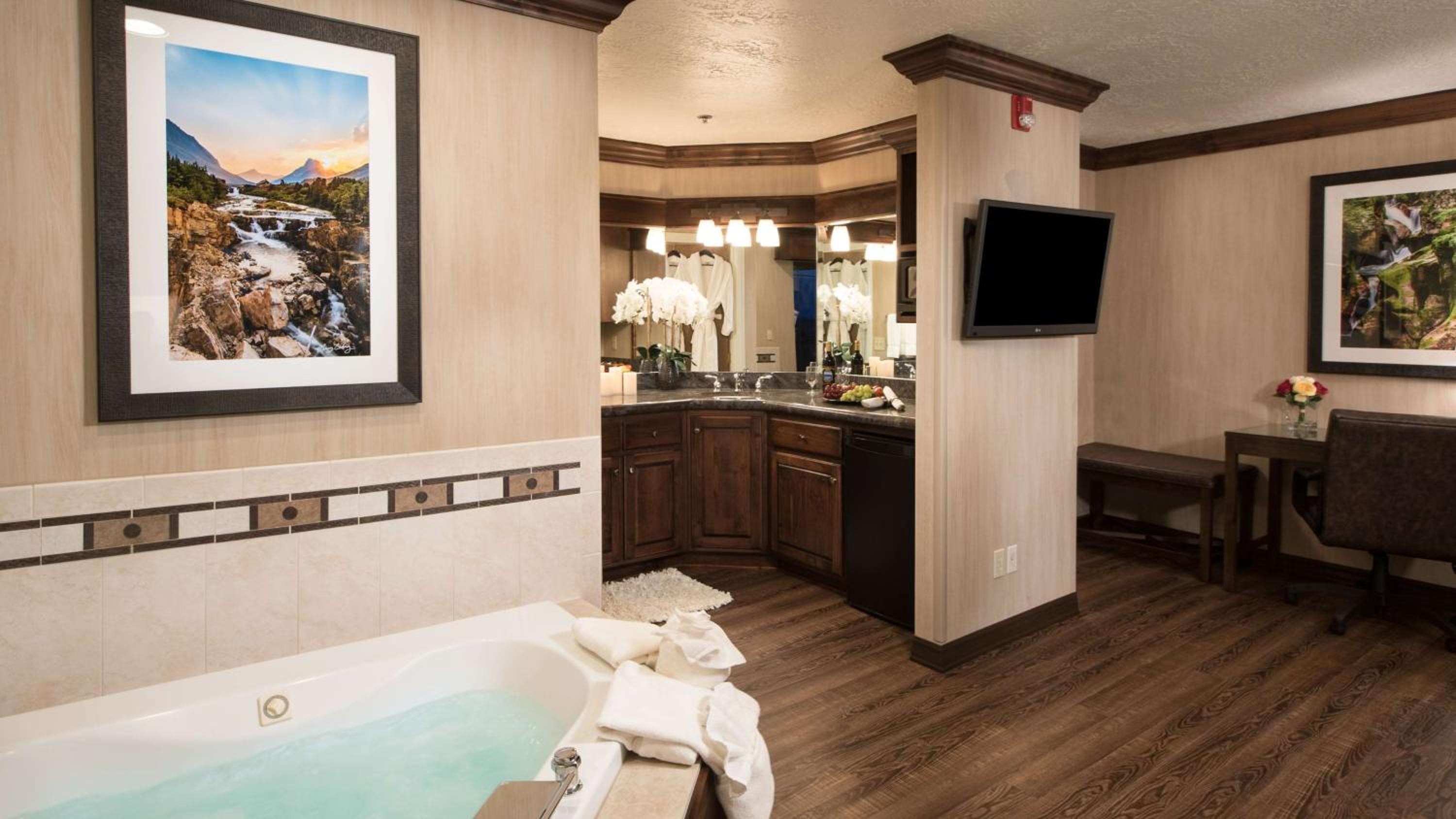 Honeymoon King Suite with Hot Tub - Non-Smoking - Photo 4