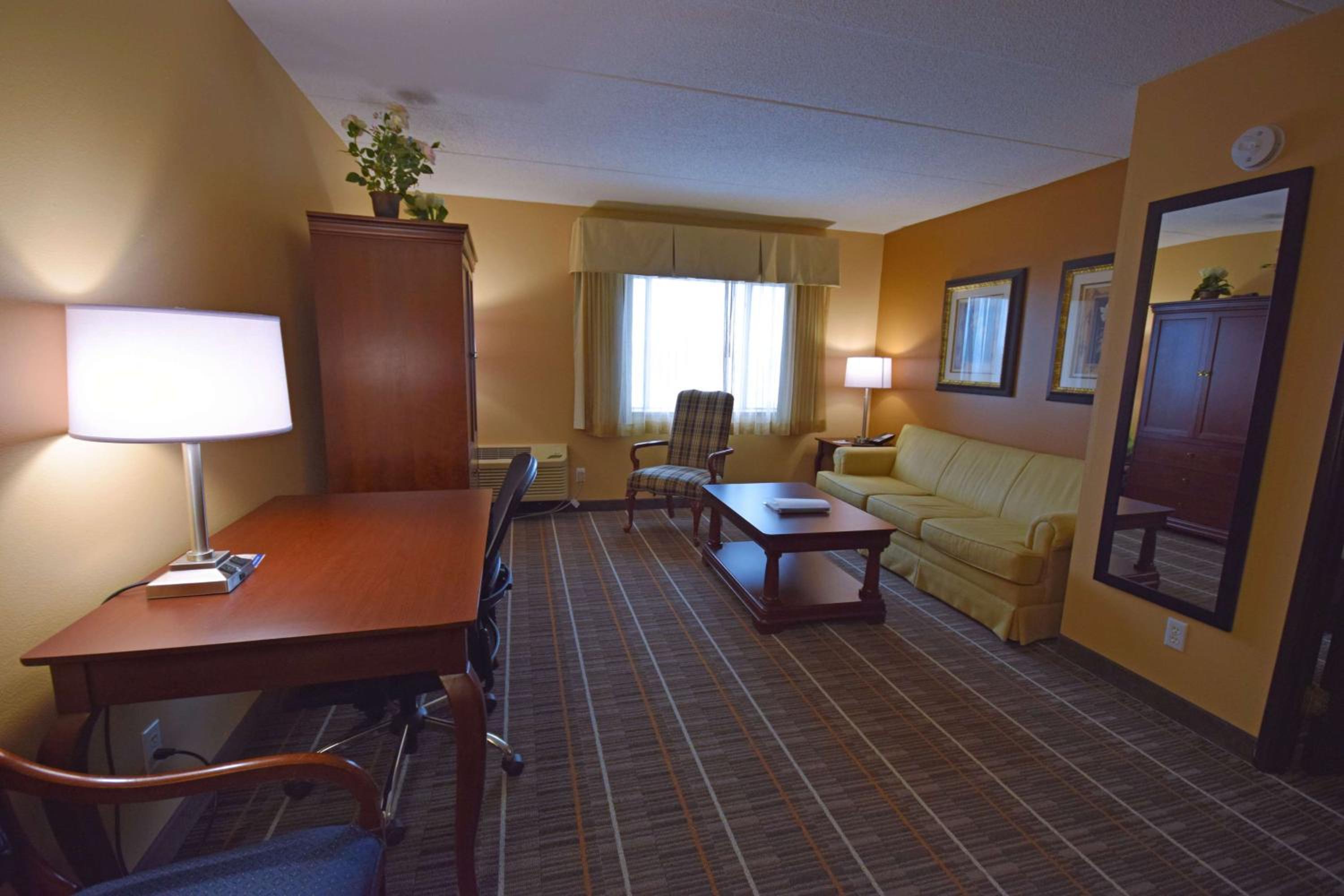 King Suite with Spa Bath - Non-Smoking photo 2
