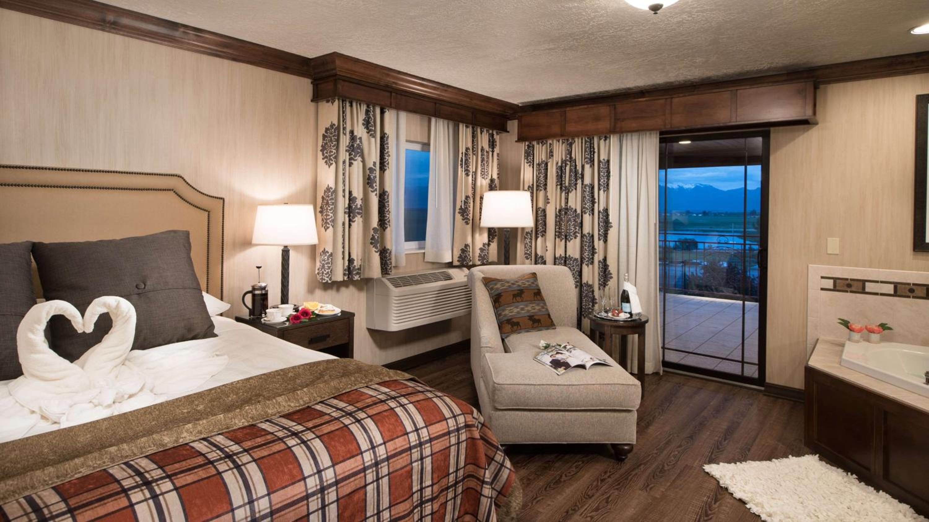 Honeymoon King Suite with Hot Tub - Non-Smoking - Photo 1