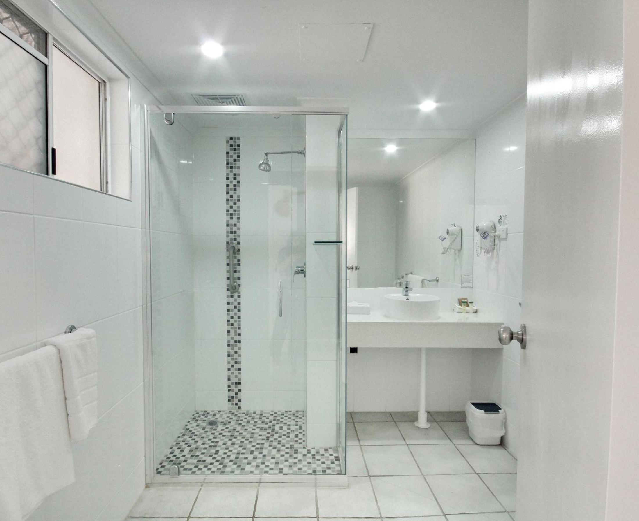 Queen room with single and Balcony and Bayview photo 3