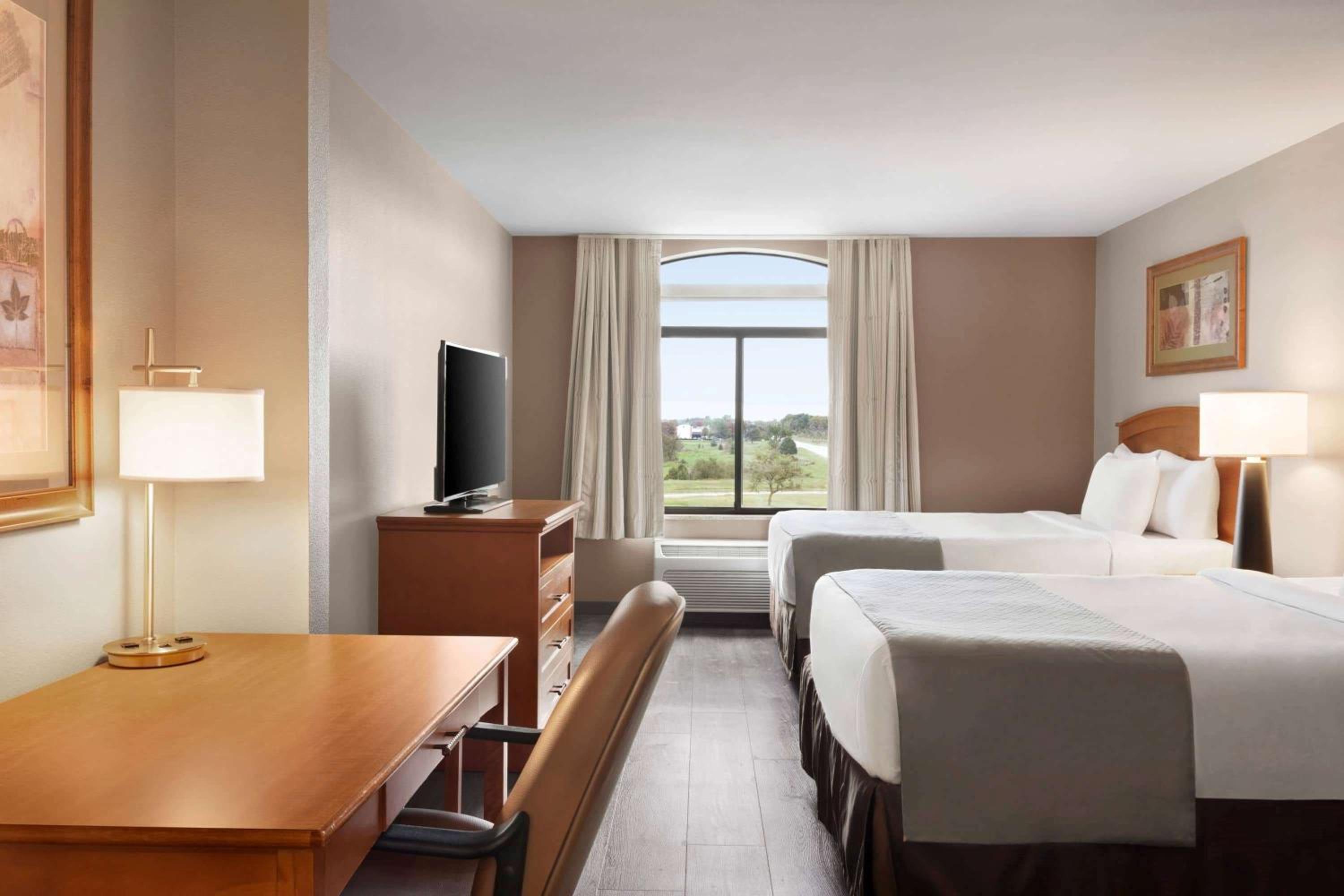 Queen Room with Two Queen Beds - Non-Smoking - Photo 2