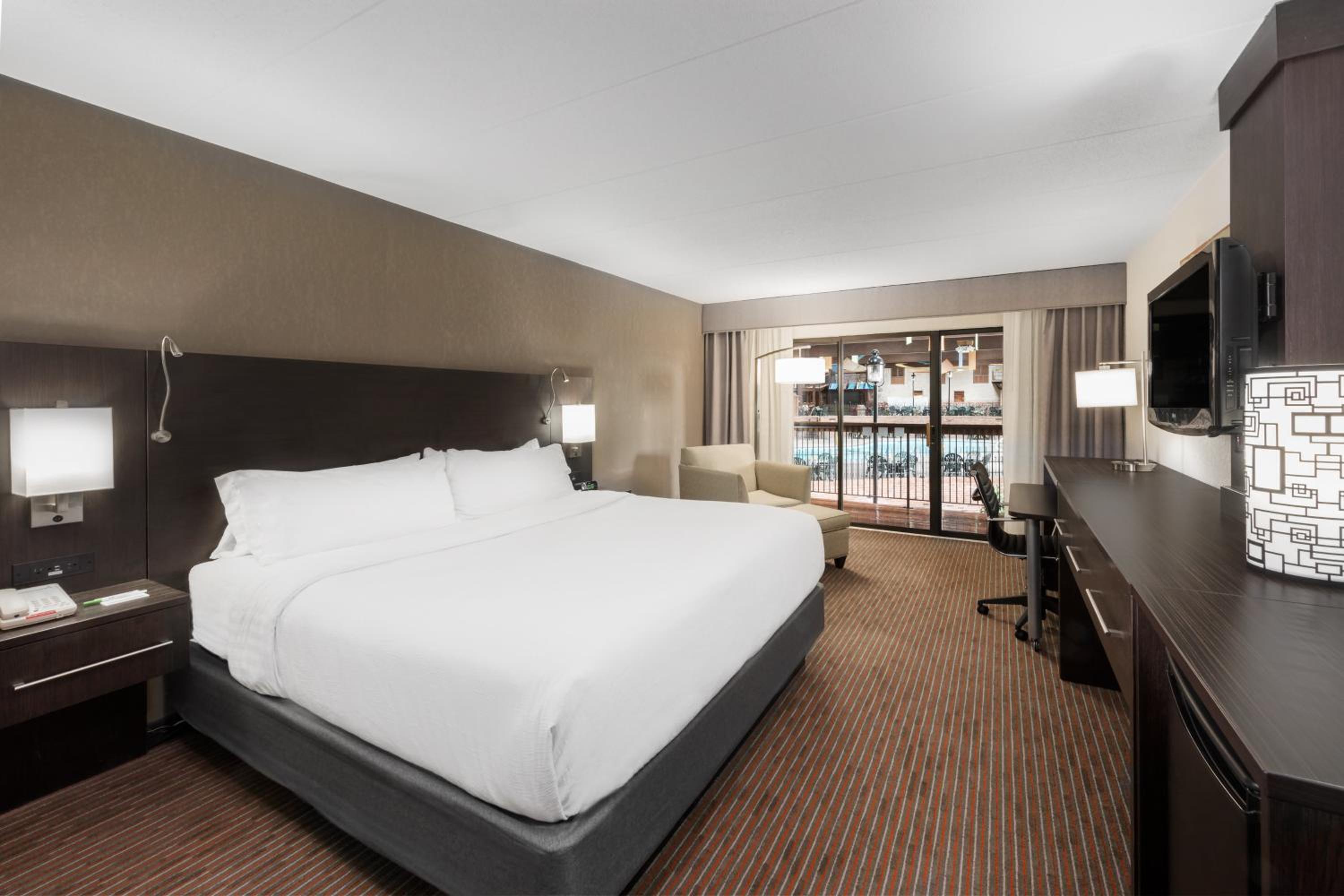 Standard King Room with Pool View photo 1