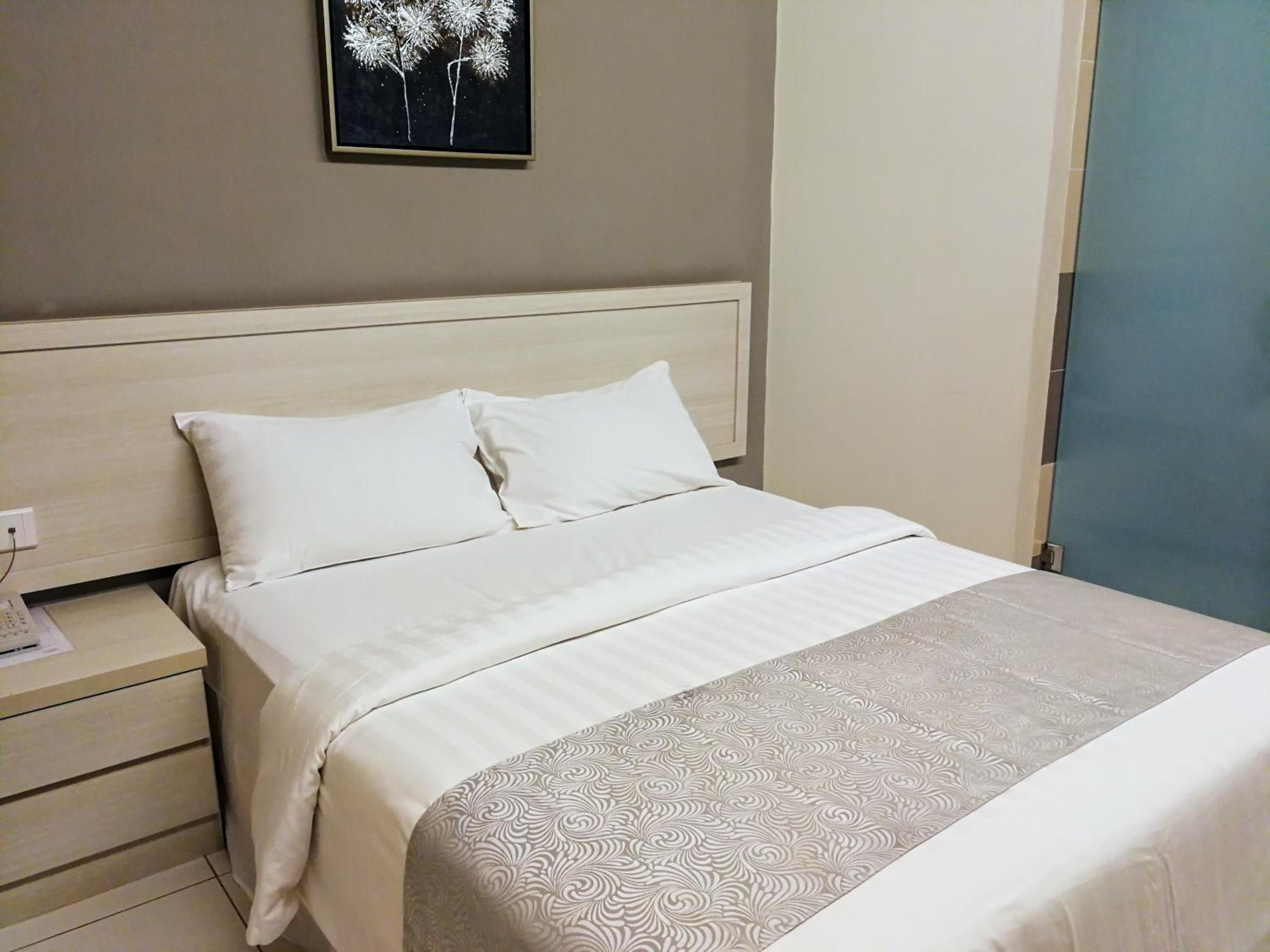 Superior Queen Room without Window photo 3