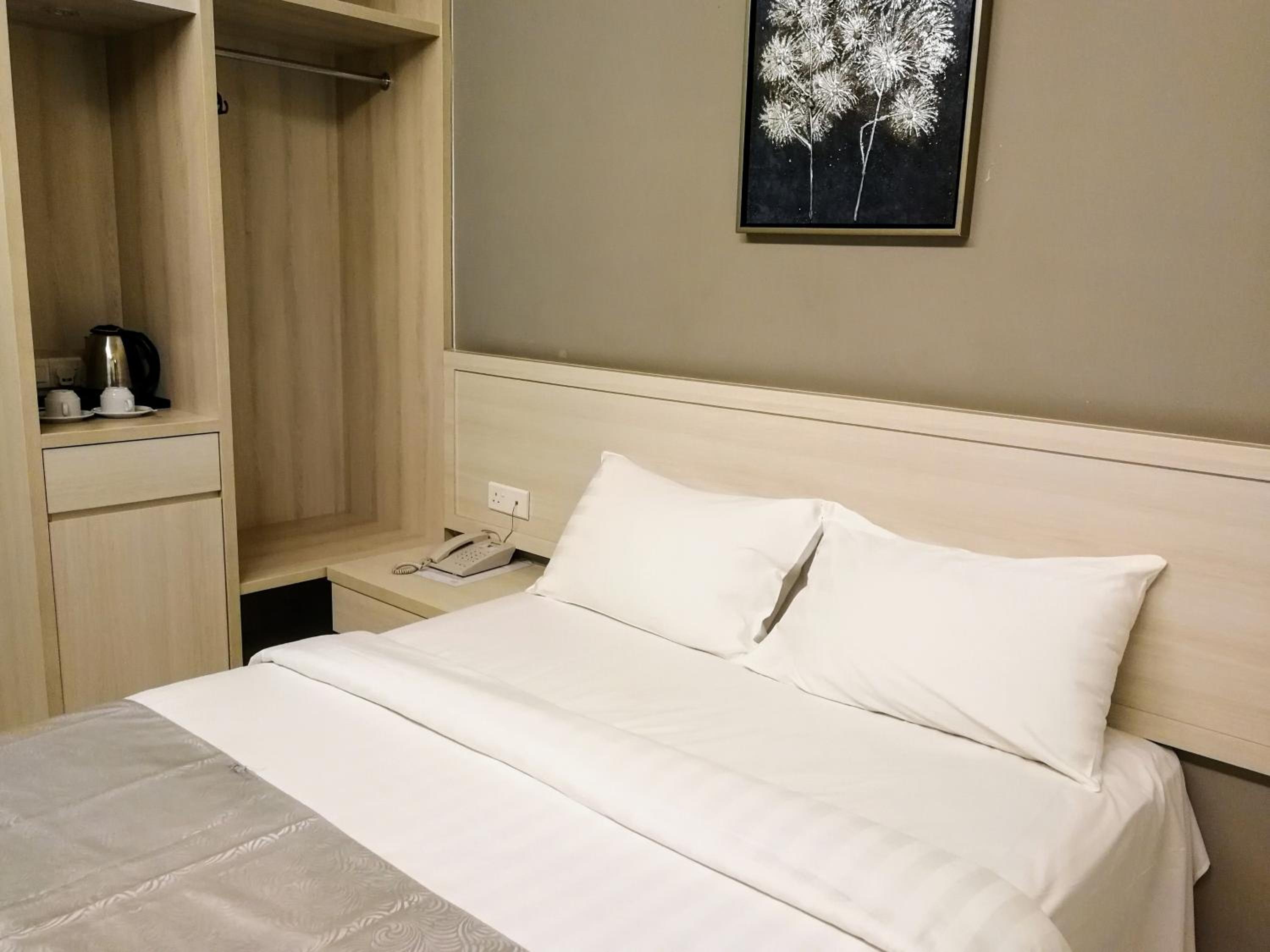 Superior Queen Room without Window photo 2