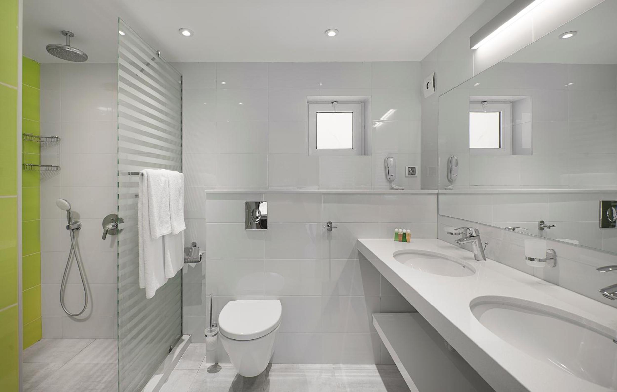 Double Room with Balcony - Free Parking photo 3