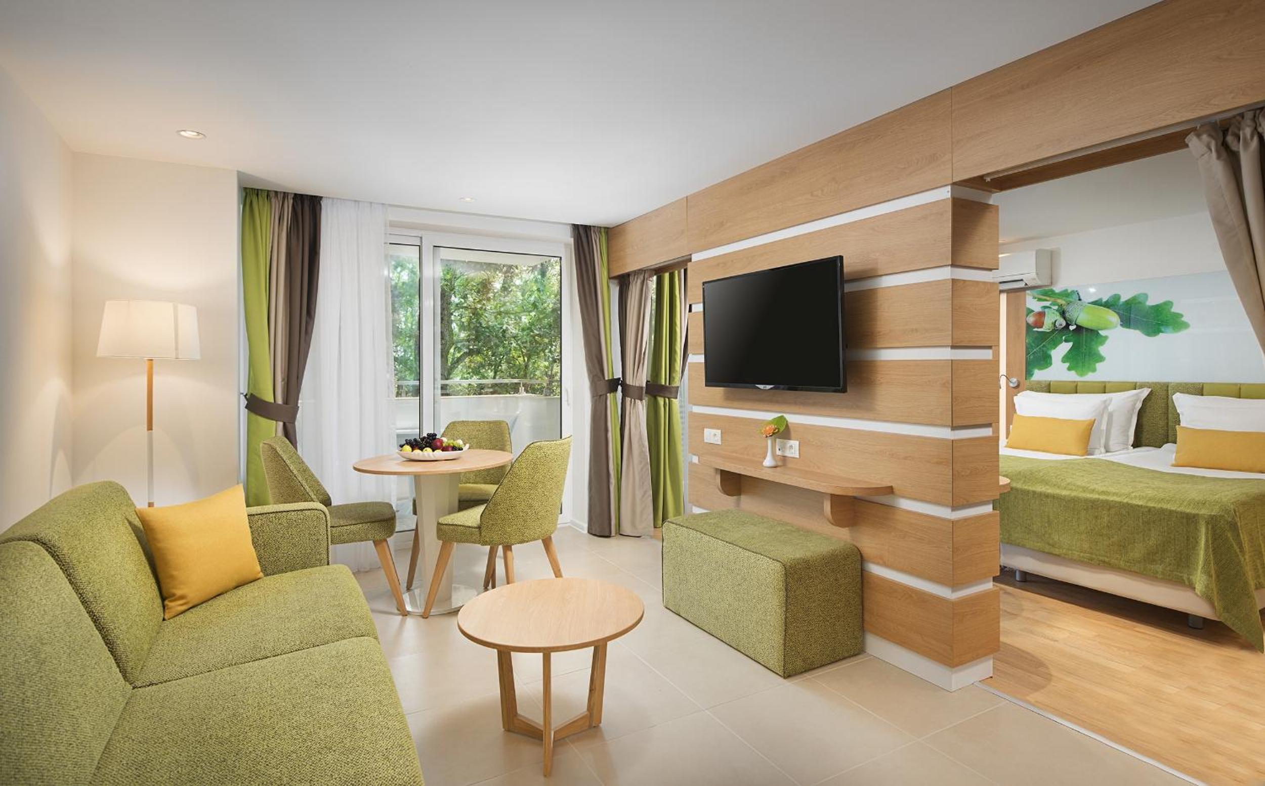 Studio with Balcony (2 Adults + 1 Child) - Ground Floor - Free Parking