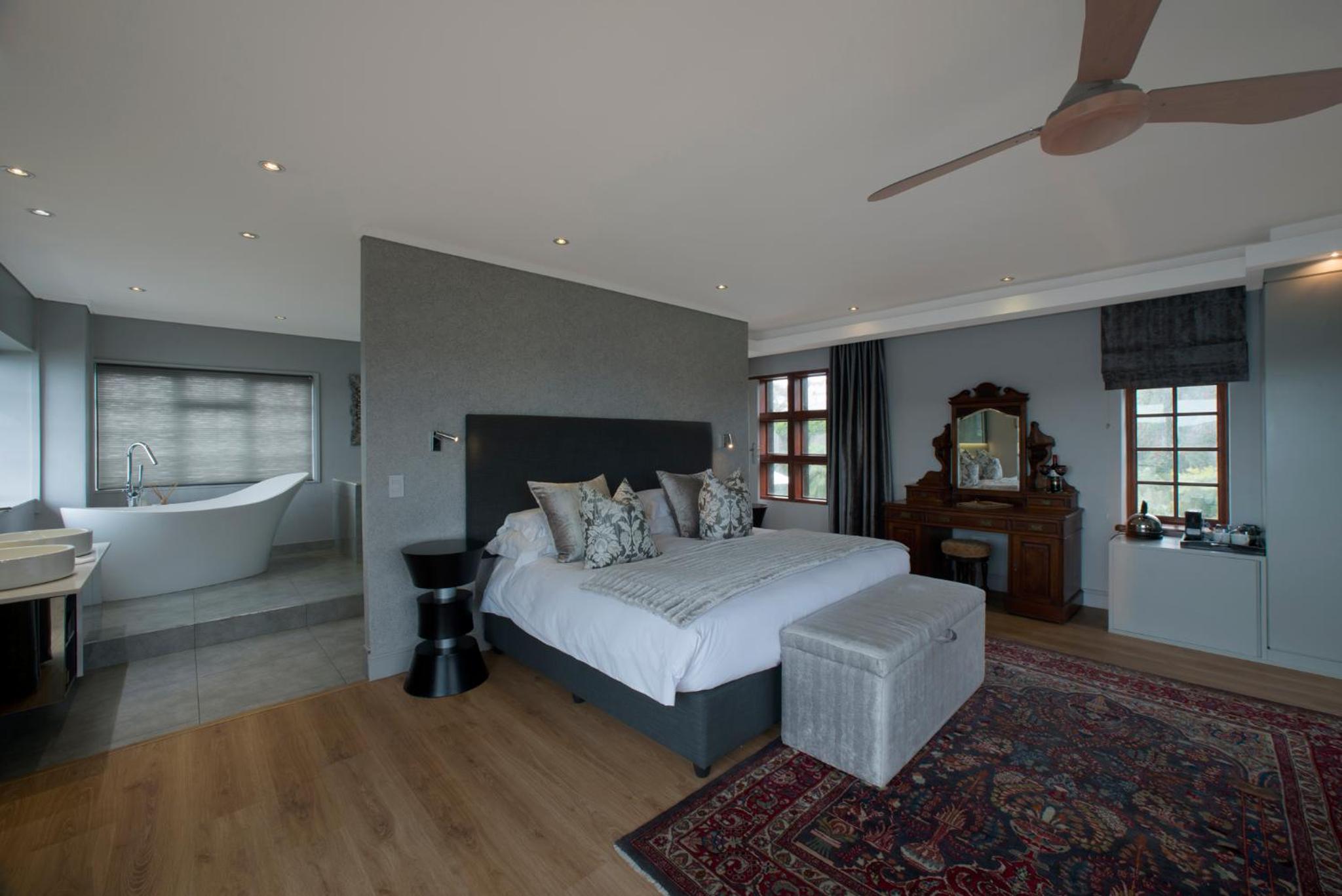 Executive Suite - Photo 12