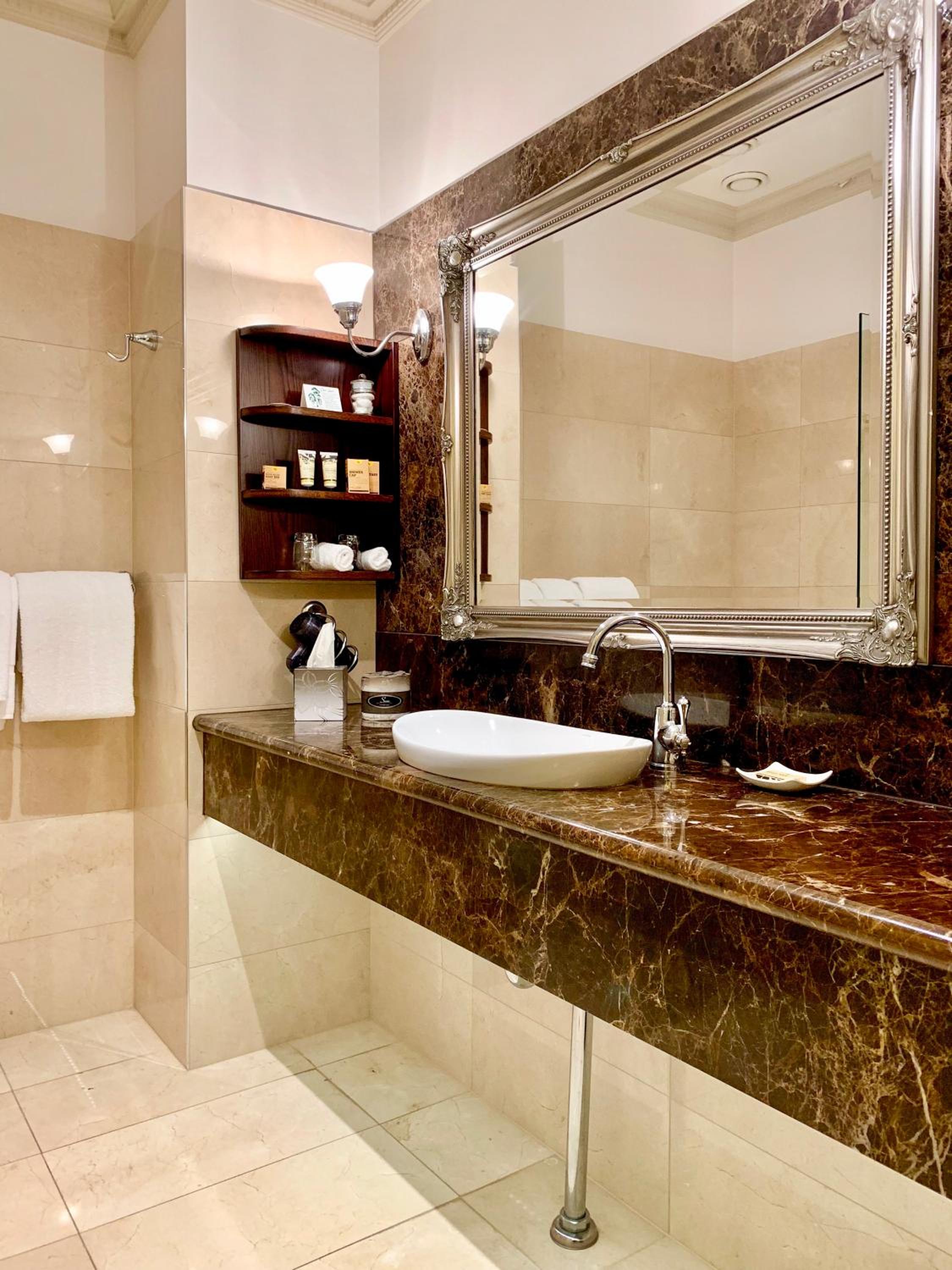 Deluxe Hotel Room - Photo 11