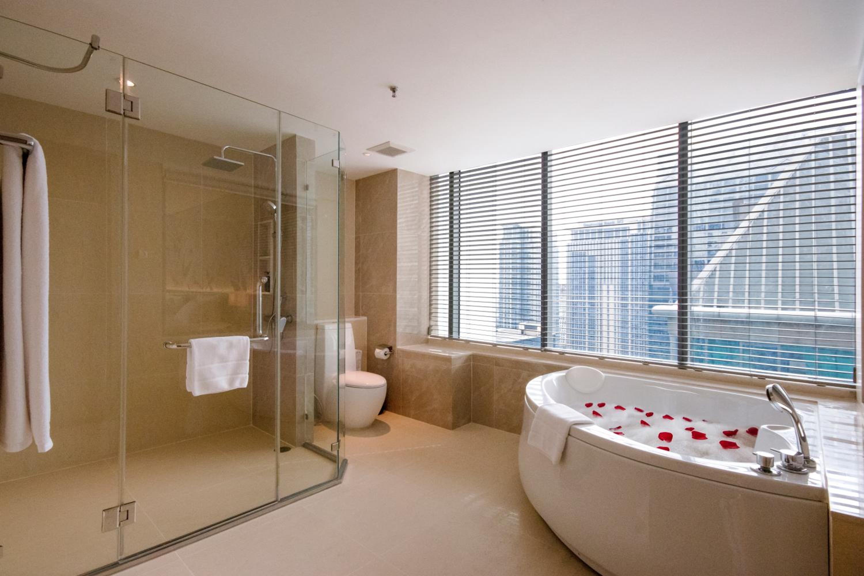 1 Bedroom Corner Suite - Roselle Suite