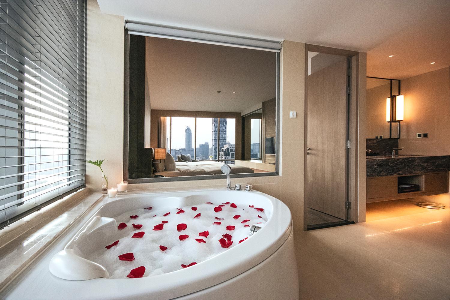 1 Bedroom Corner Suite - Roselle Suite thumbnail 6