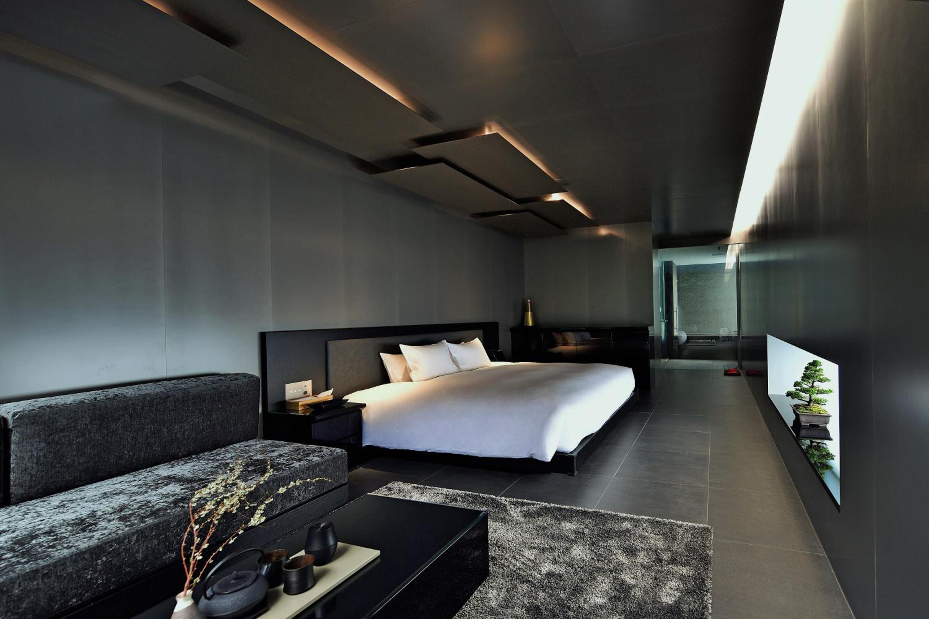 Deluxe Double Room with Garden View - Black thumbnail 5