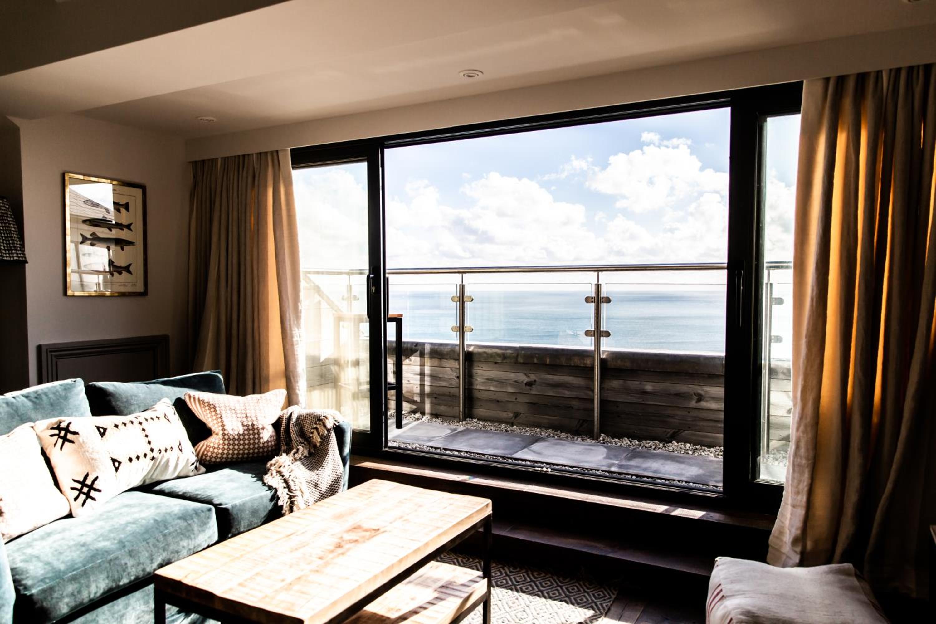 Junior Suite with Balcony - Photo 3