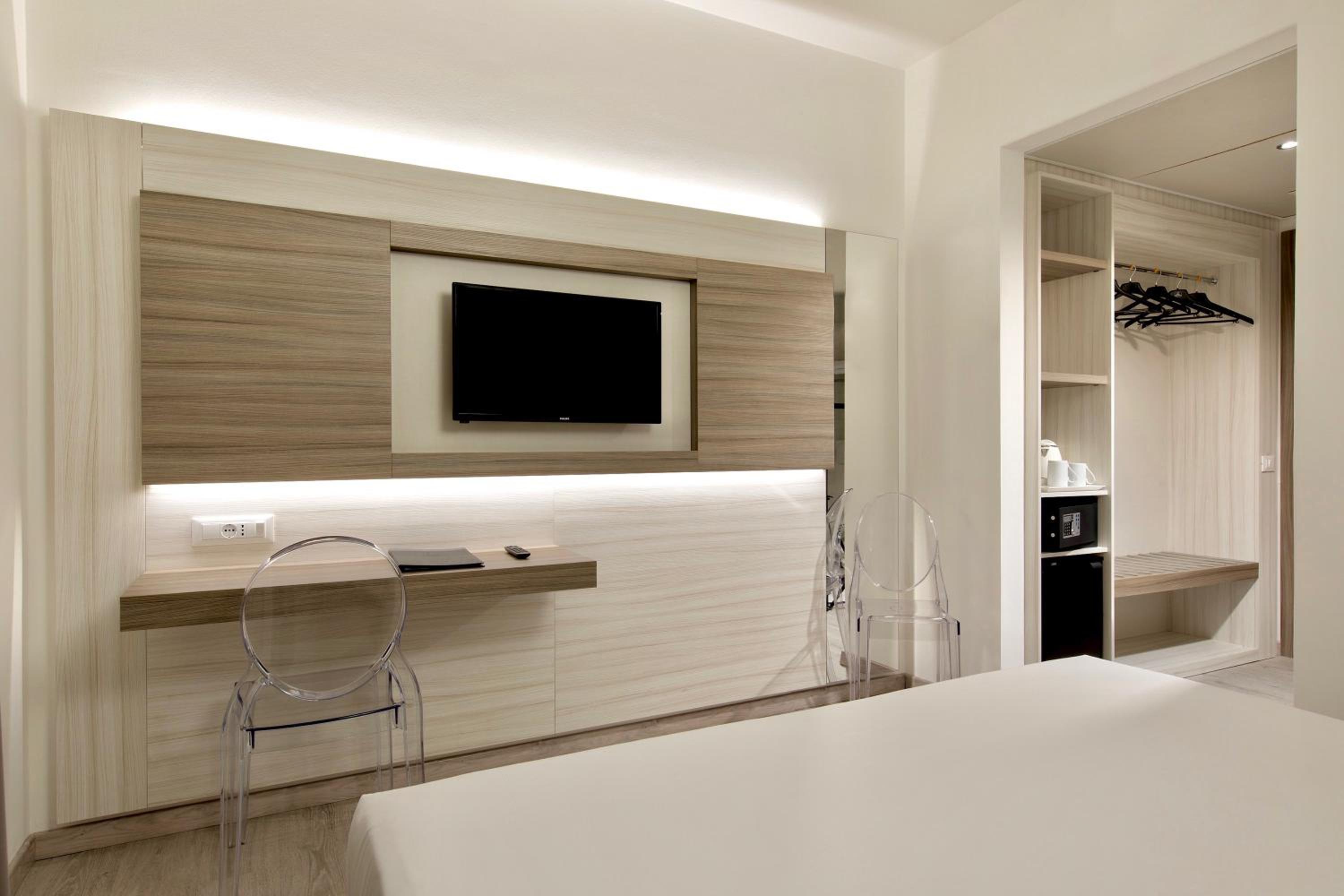 Comfort Queen Room - Photo 8