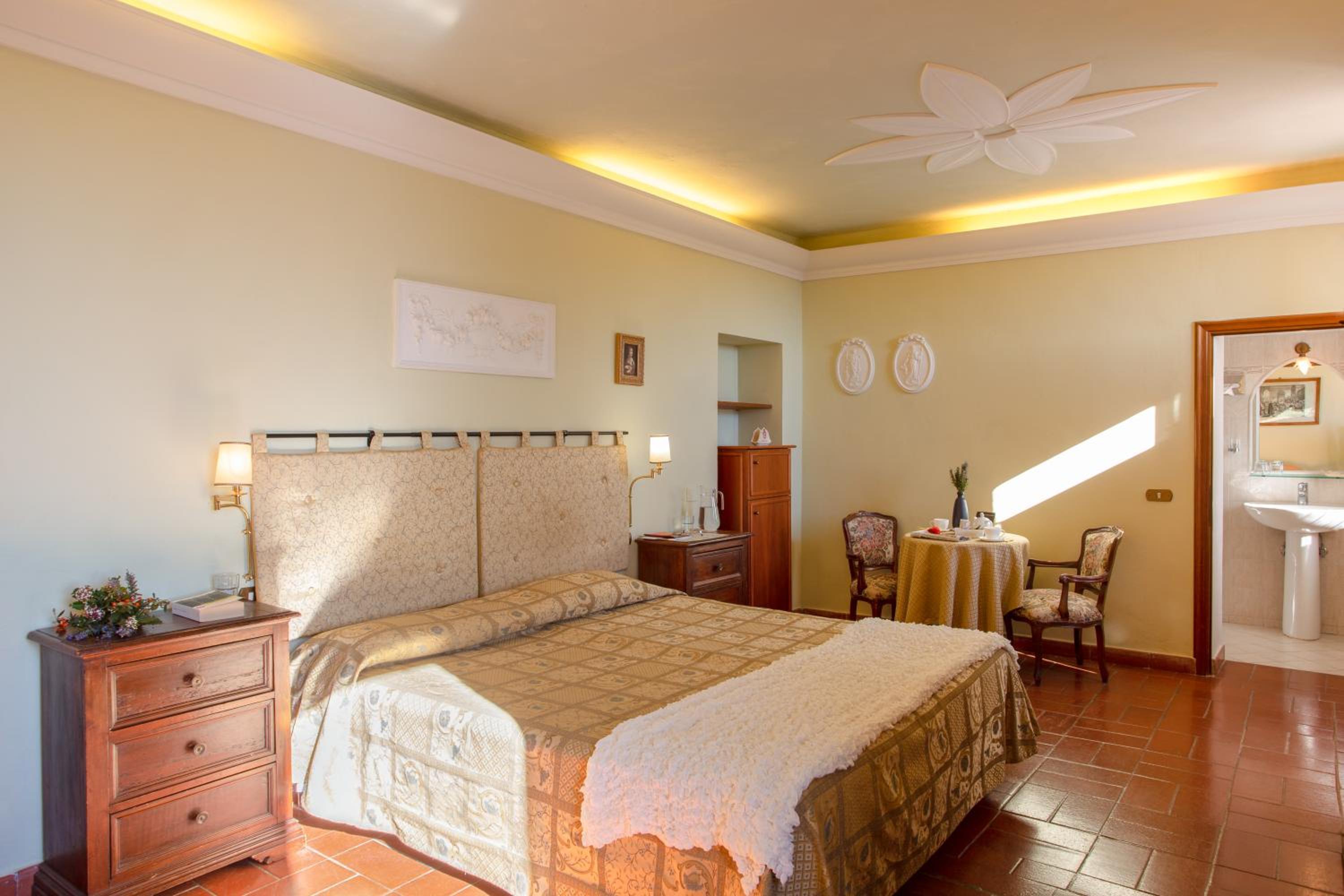 Large Double or Twin Room - Photo 7