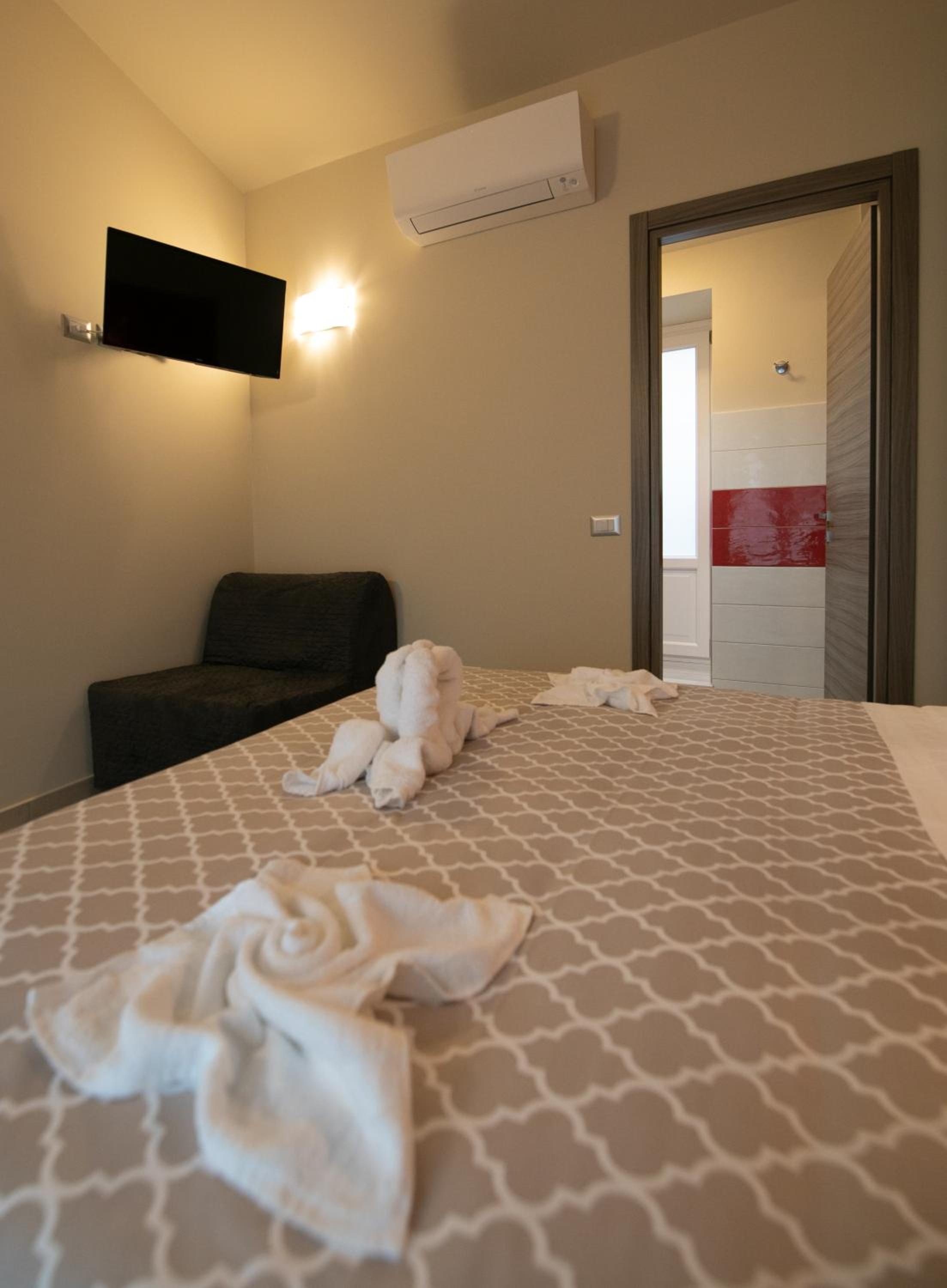 Deluxe King Room - Photo 4
