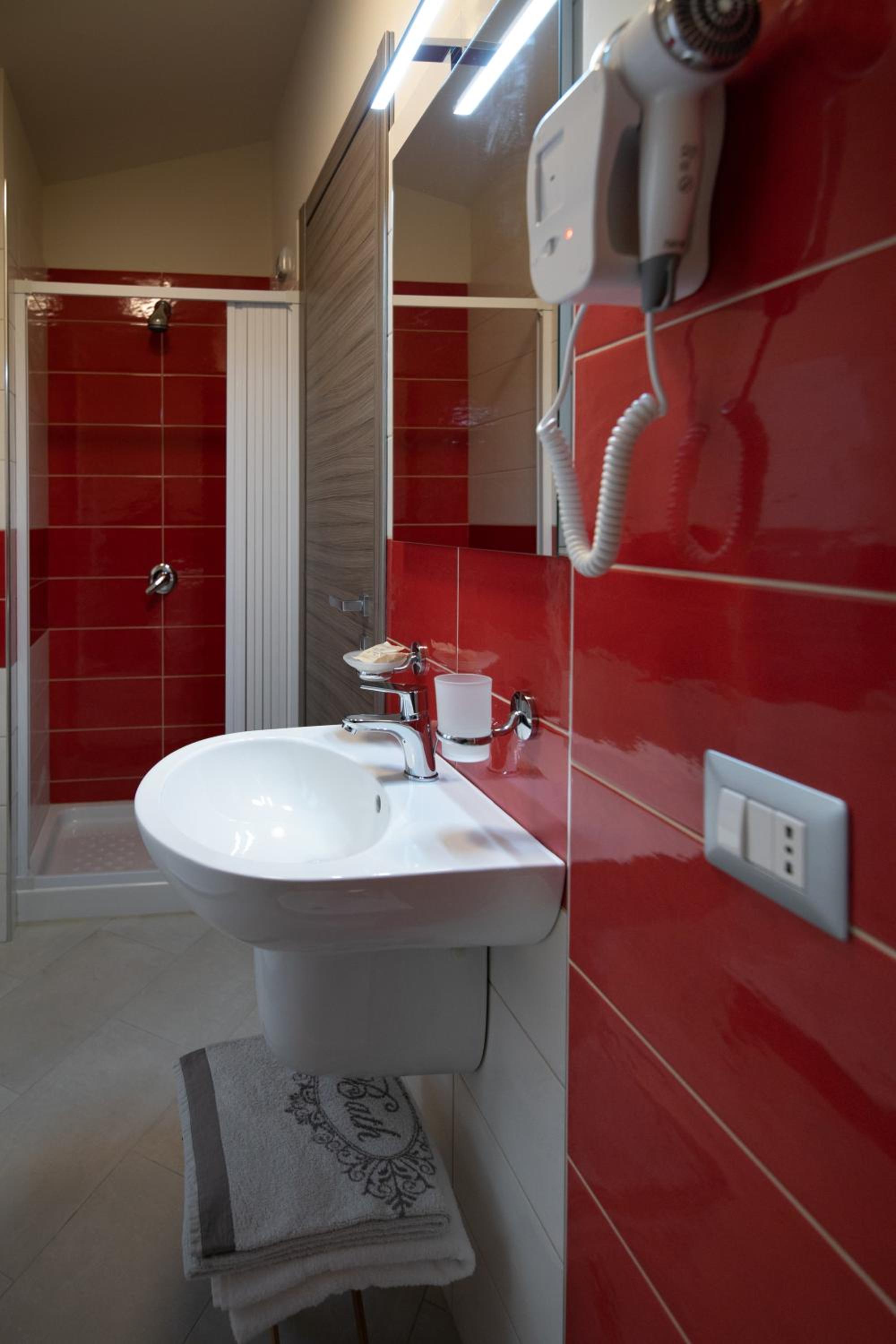 Deluxe King Room - Photo 5